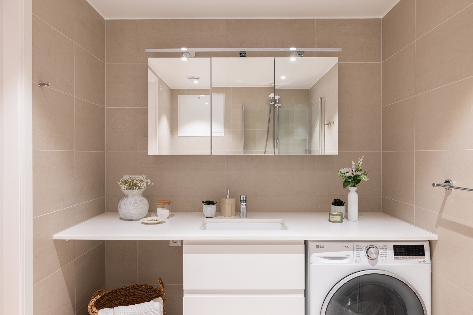 Gode oppbevaringsmuligheter i over- og underskap. Galleribilde