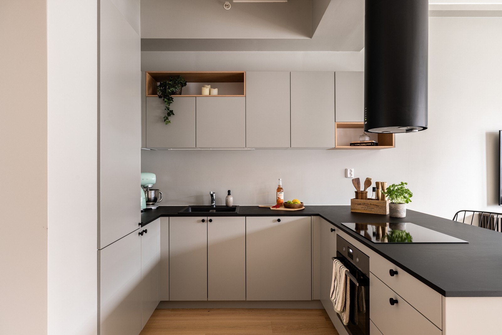 Rene linjer og god skapplass. En funksjonell og sosial kjøkkenløsning. Galleribilde