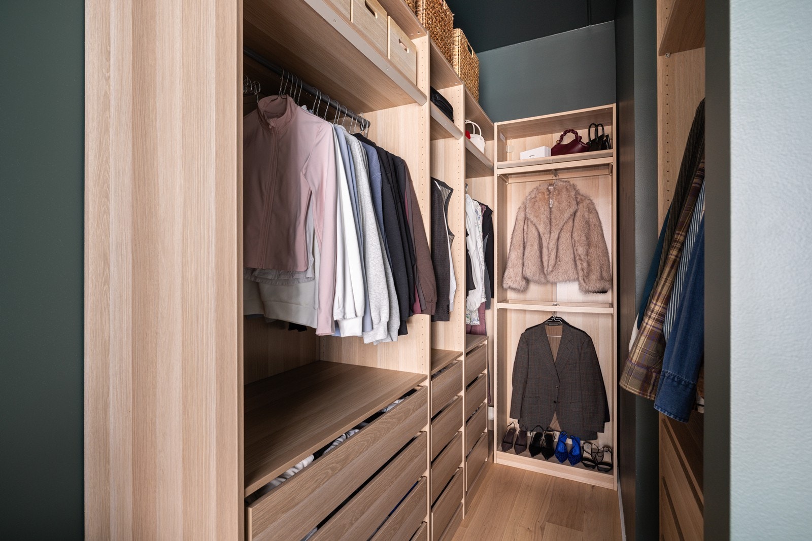 God plass til diverse klesplagg. Garderoben har også integrert belysning. Galleribilde