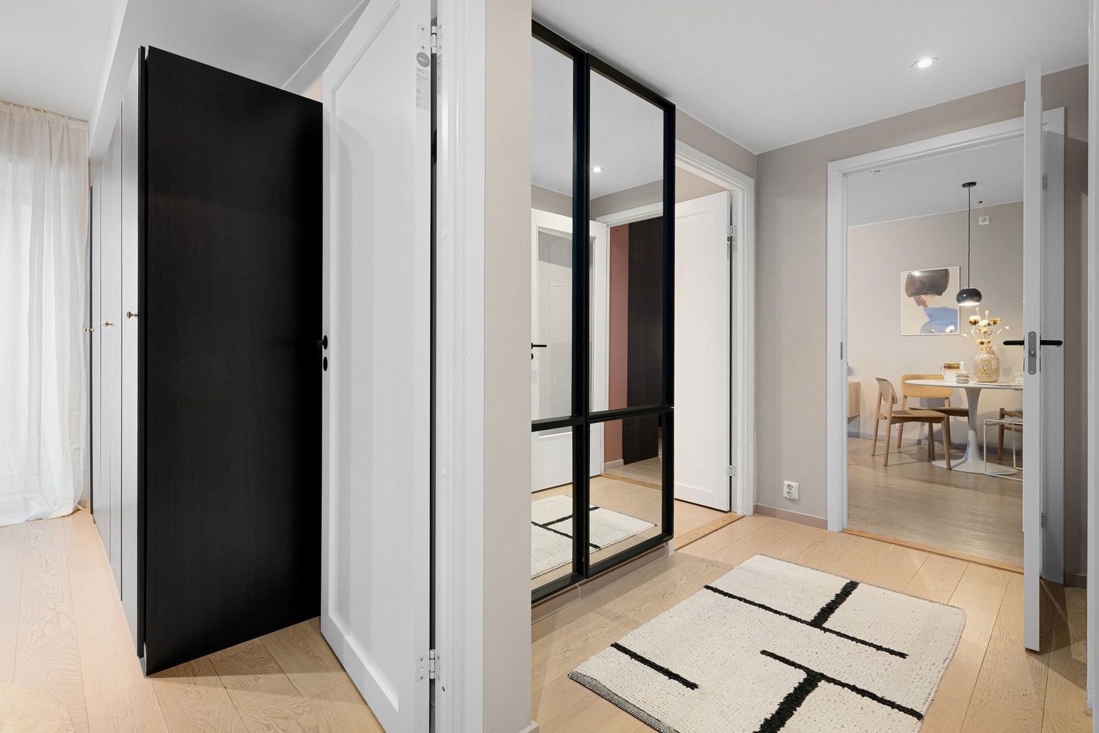 - Takhøyden er målt til ca. 2,53 m - Galleribilde