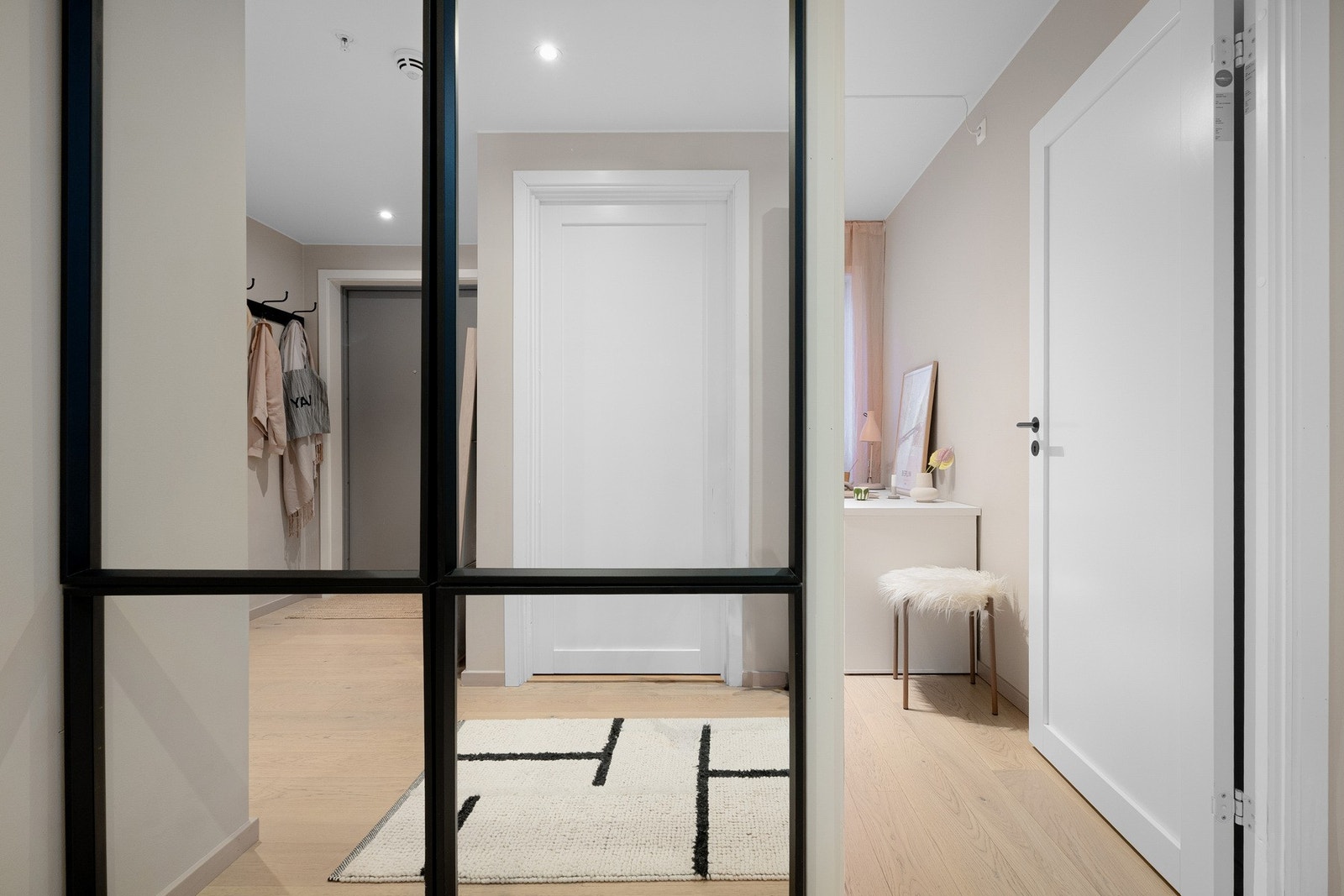 - Fra entréen finner du en praktisk innvendig bod på ca. 2 m² - Galleribilde