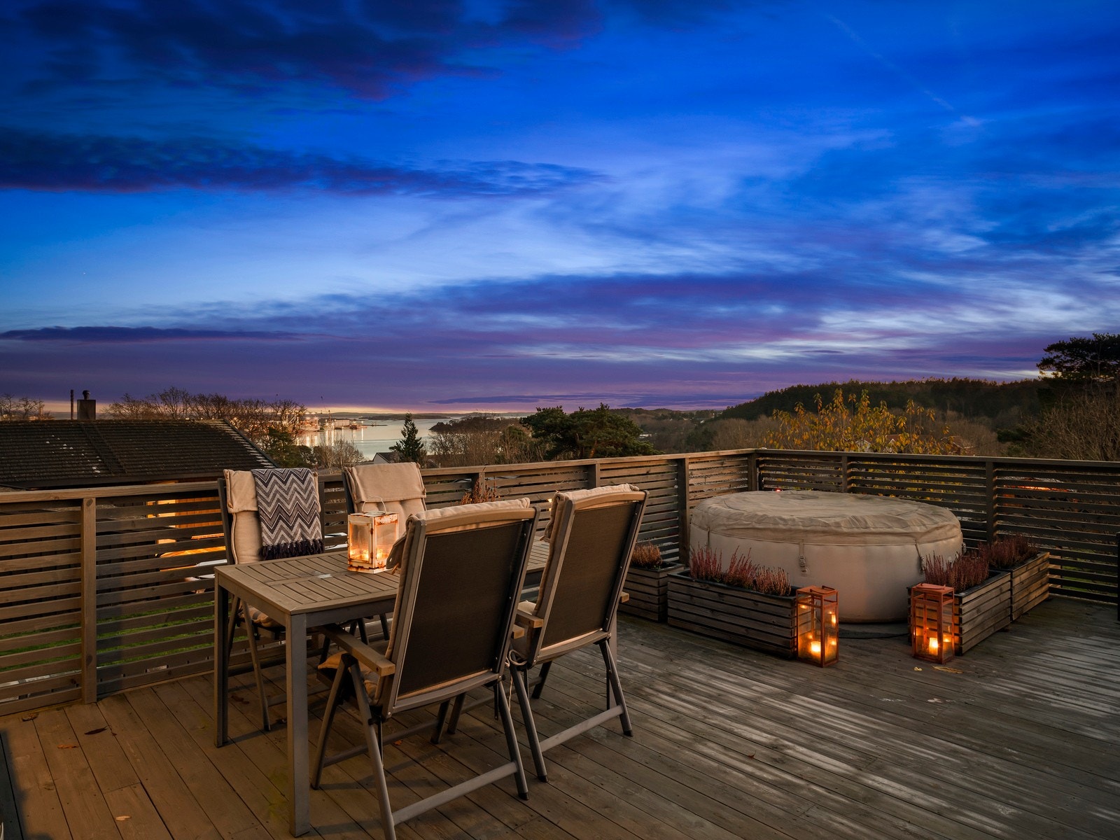 Dette er en høytliggende og innholdsrik enebolig med flotte og solrike uteplasser. Galleribilde