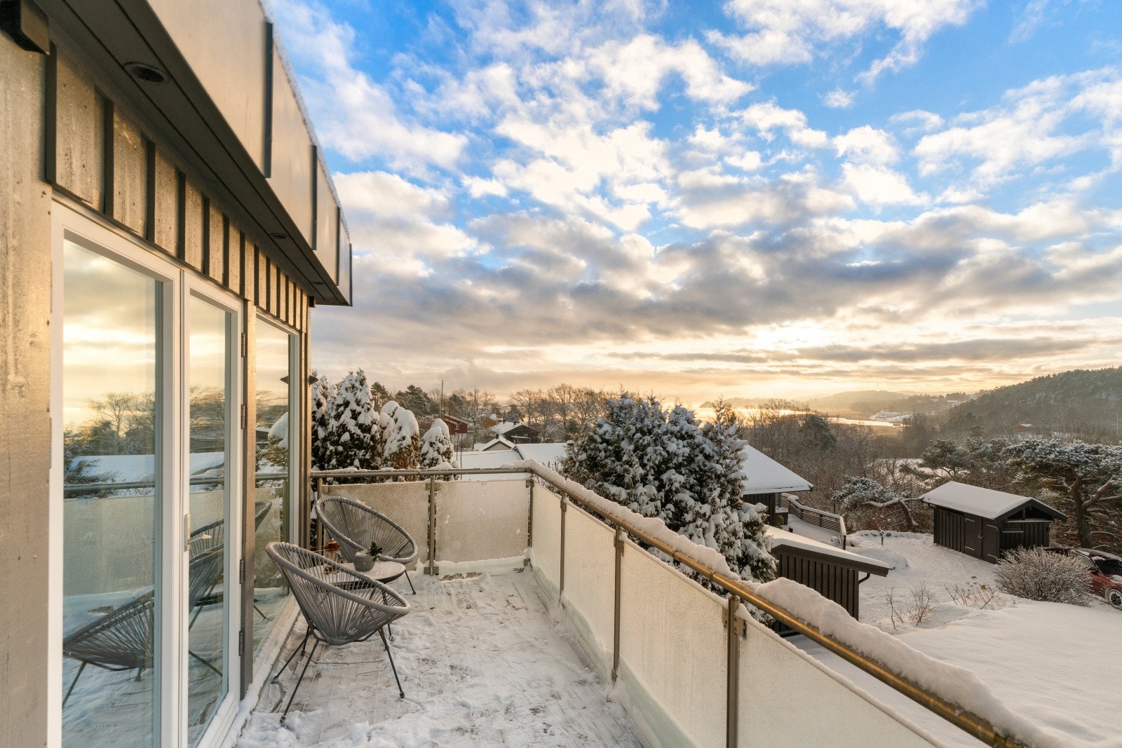 Balkong tilhørende soverommet på ca 9,7 m², og byr på en vidstrakt usikt. Galleribilde