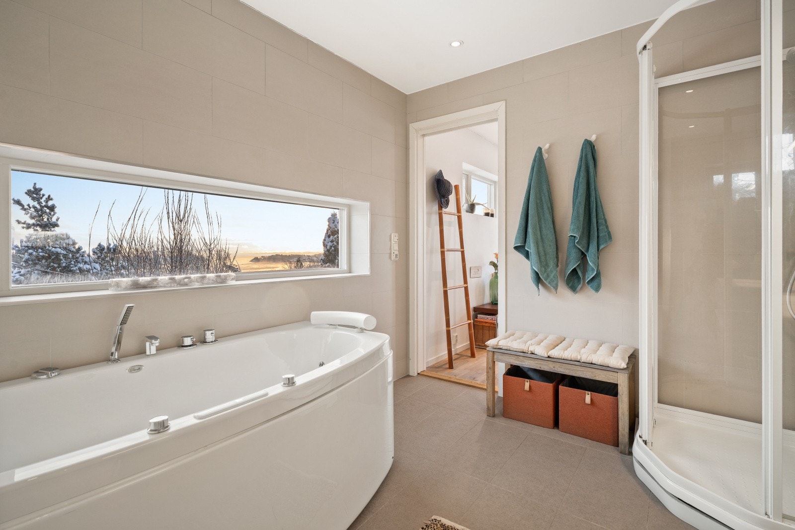 Himlingen har malte plater med innfelte downlights. Vegger og gulv er flislagt, og gulvet har elektrisk gulvvarme for ekstra komfort. Galleribilde