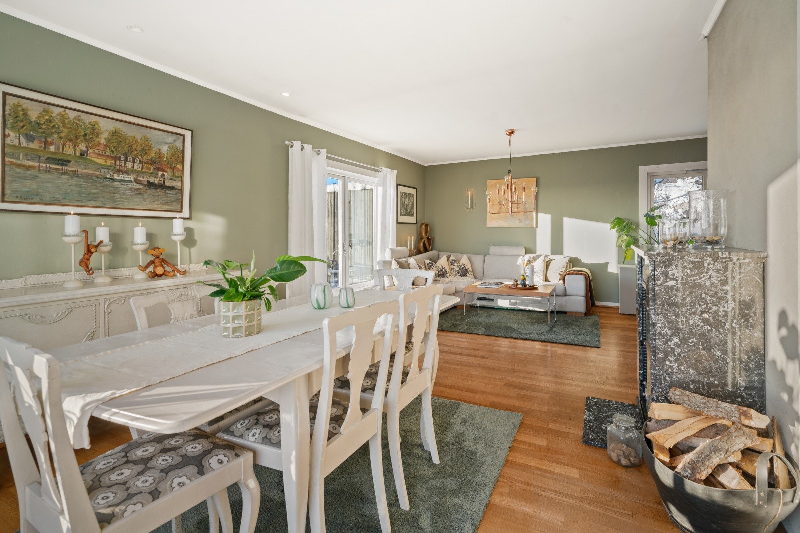 Stuen er stor med flere ulike soner, som gir en romslig og luftig følelse. Galleribilde