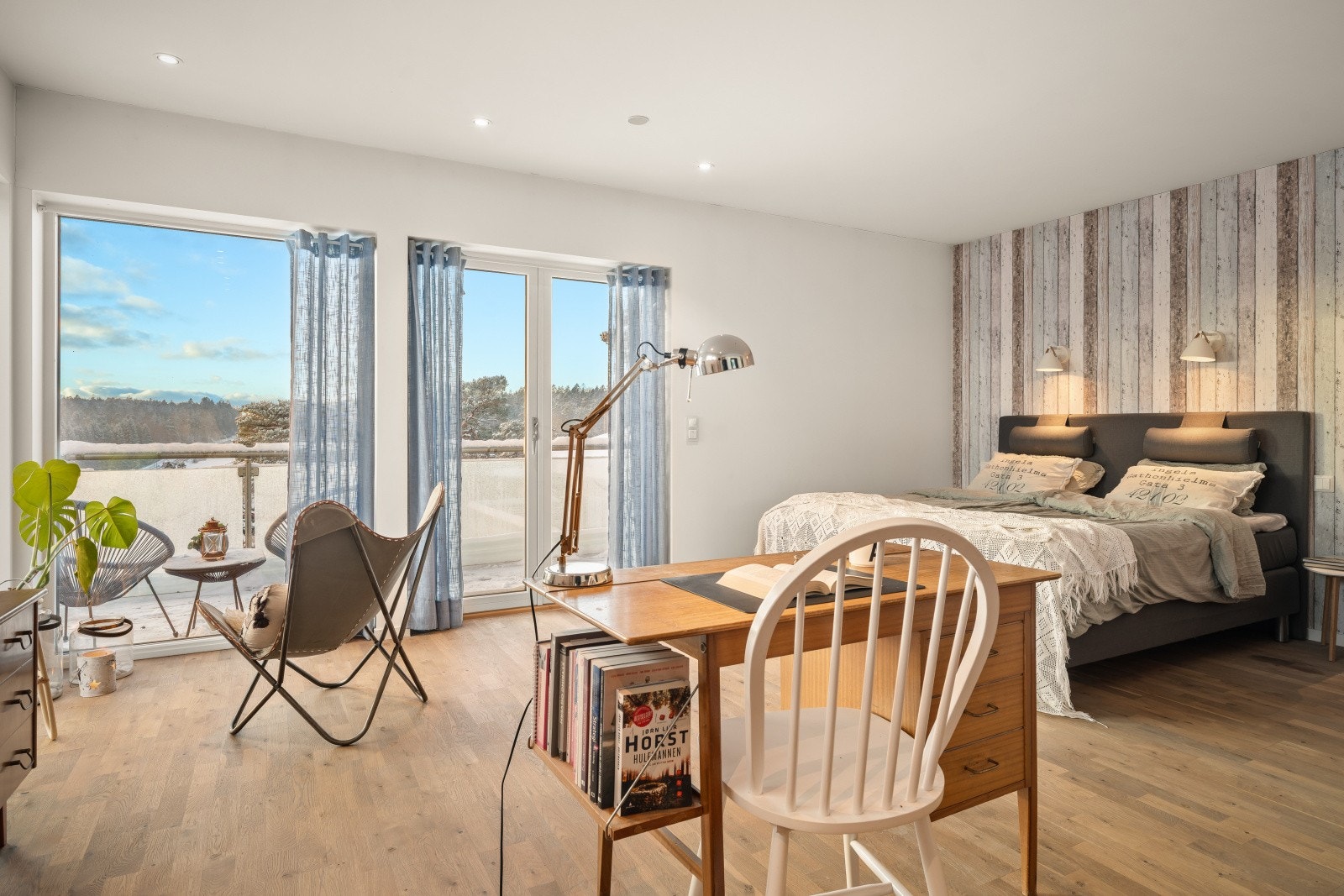 Foreldresuiten i 2.etg er av romslig størrelse, store vindusflater og har direkte utgang til en egen balkong. Galleribilde