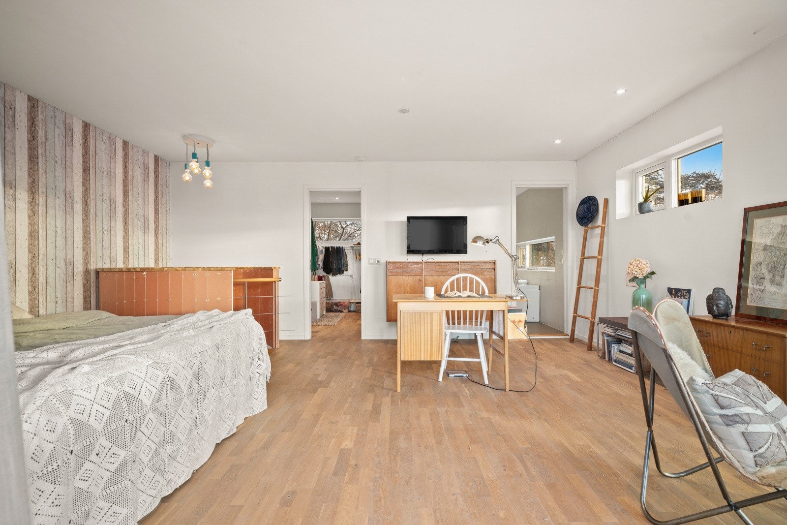 Soverommet har tilhørende walk-in closet og bad. Galleribilde