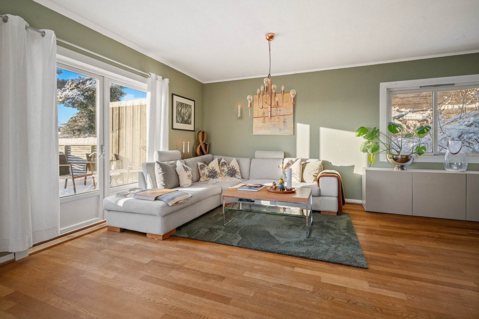 Det er god plass til spisebord, sofa, TV-møblement og øvrig ønsket møblement. Galleribilde