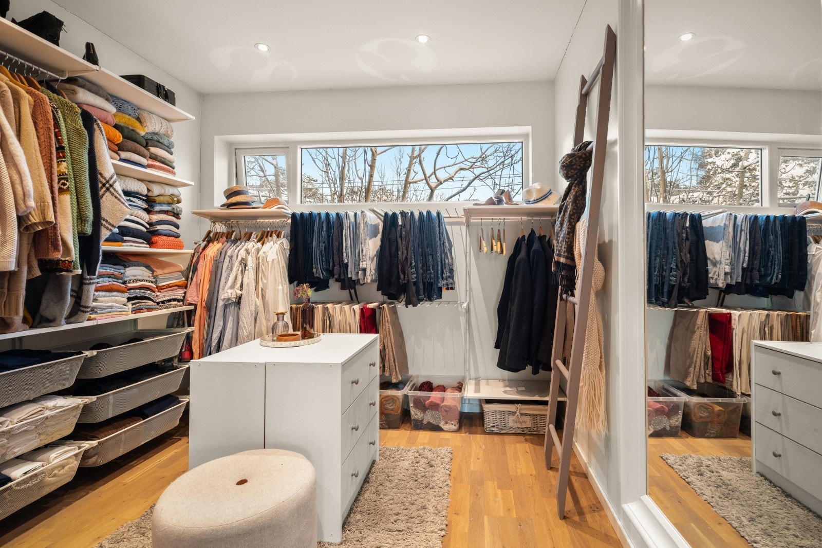 Walk-in closet byr på rikelig plass og smarte løsninger for klær og tilbehør. Galleribilde