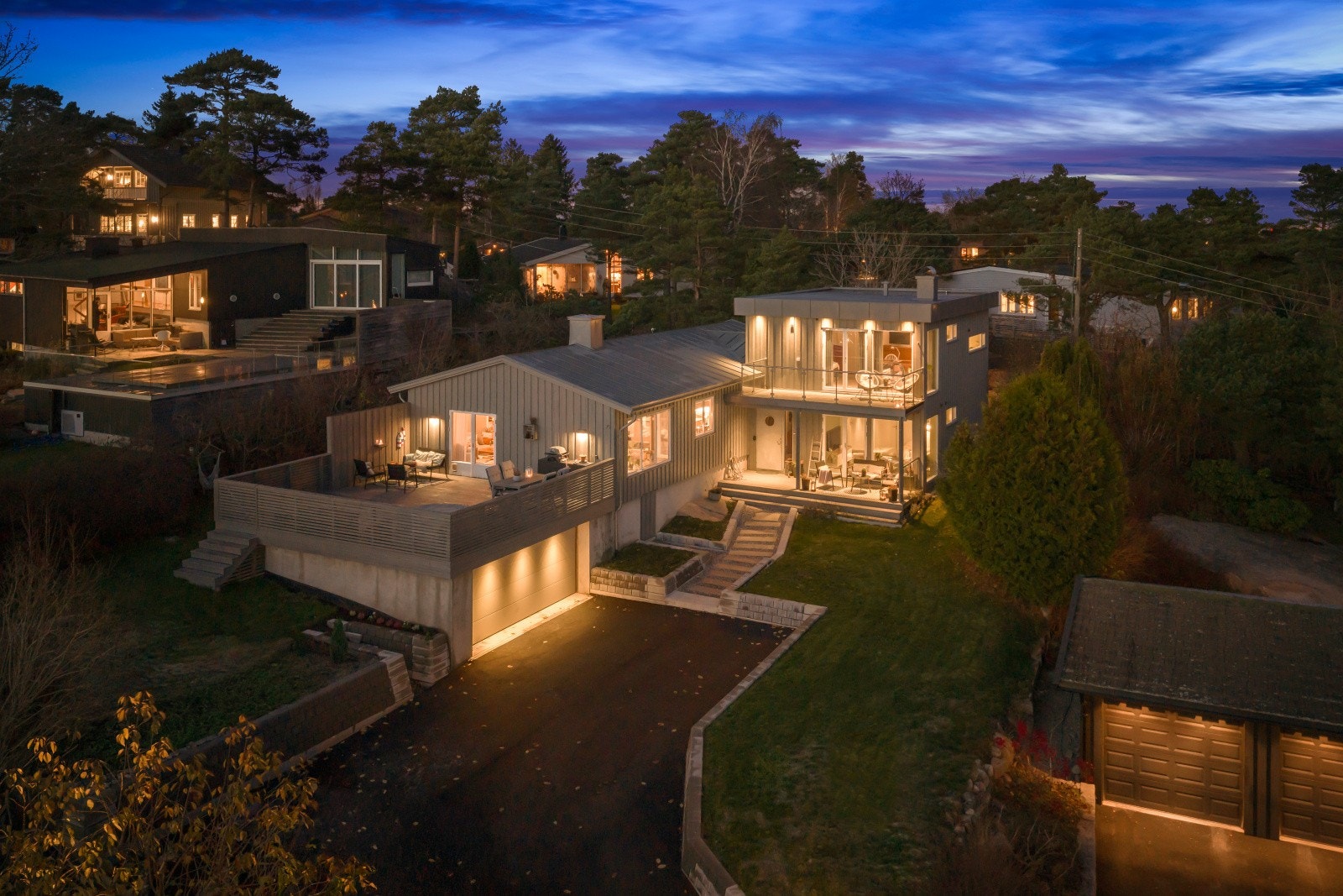 Fuglevik platå 35 er en moderne enebolig med flotte uteområder. Galleribilde