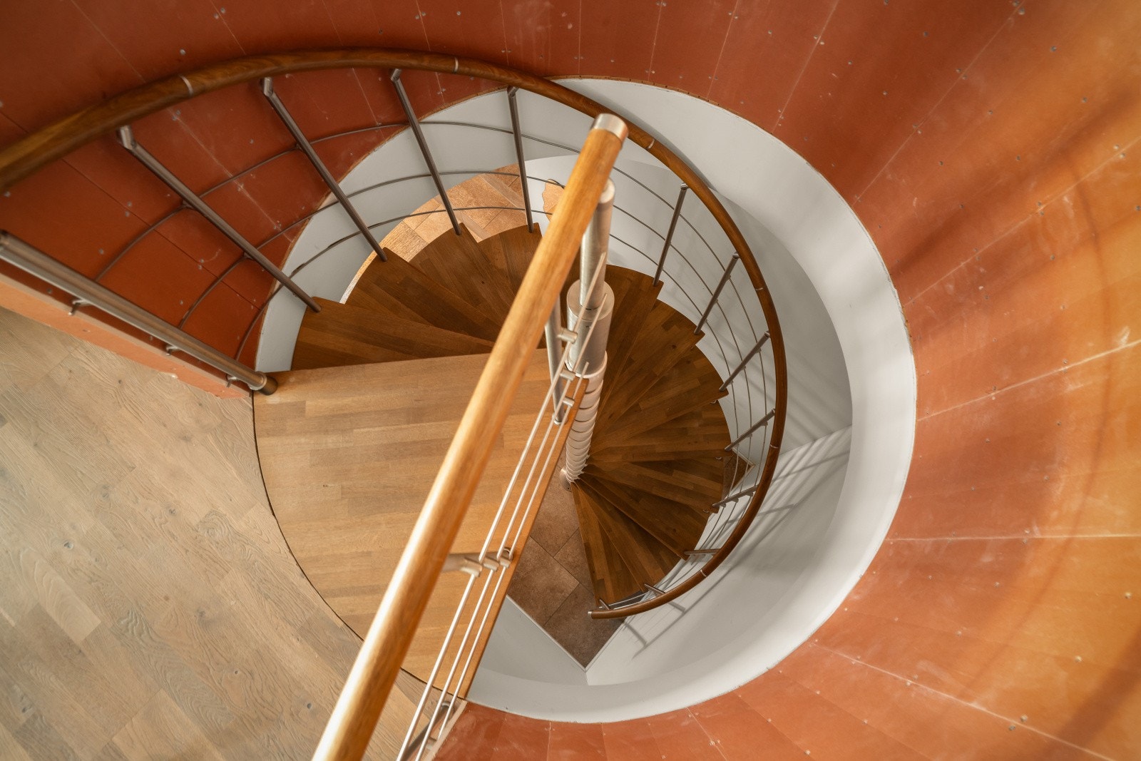 Elegant spiraltrapp fra entreen til soverom i 2.etg. Galleribilde