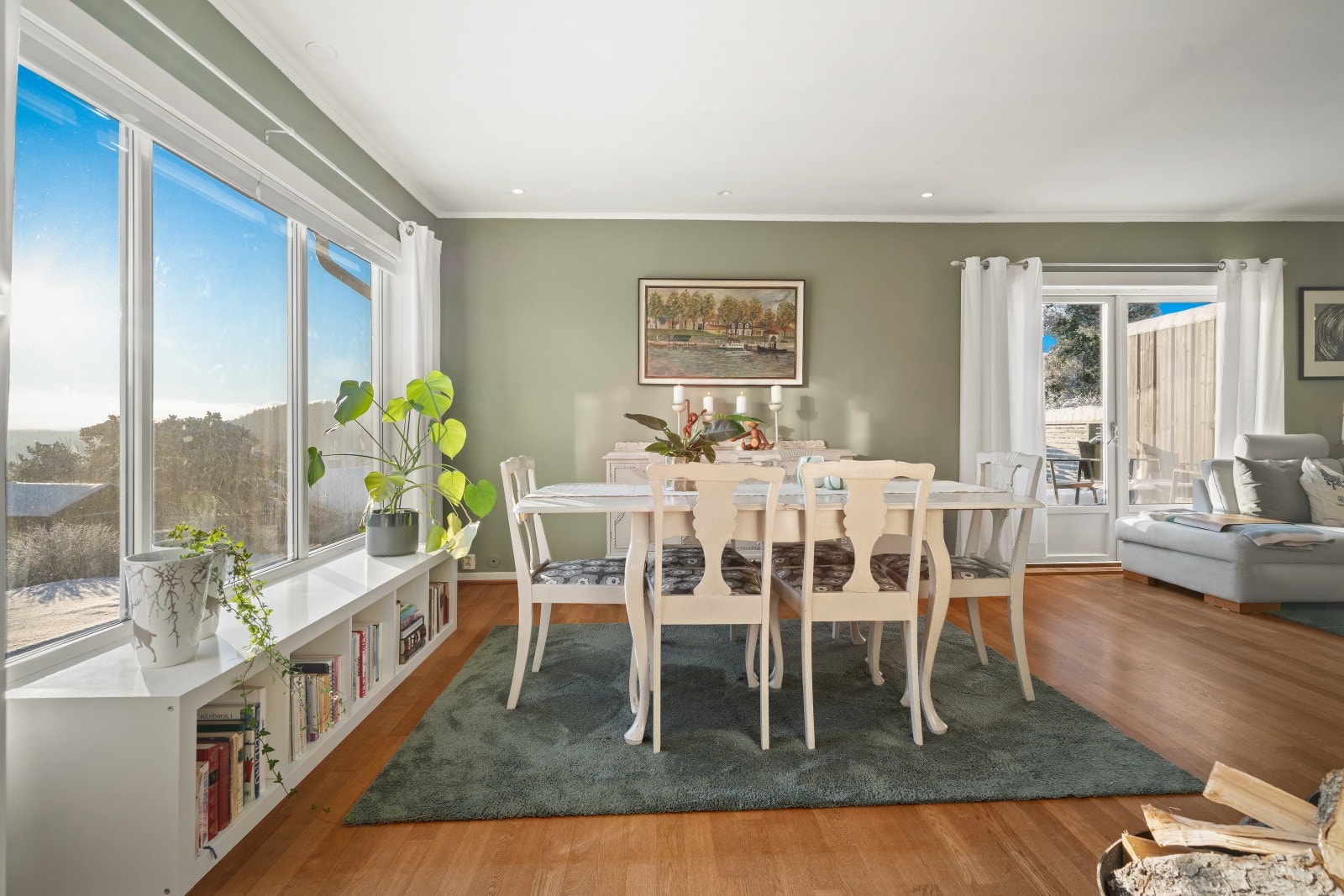 Stuen har store vindusflater som slipper inn rikelig med dagslys og åpner opp for den flotte, vidstrakte utsikten. Galleribilde