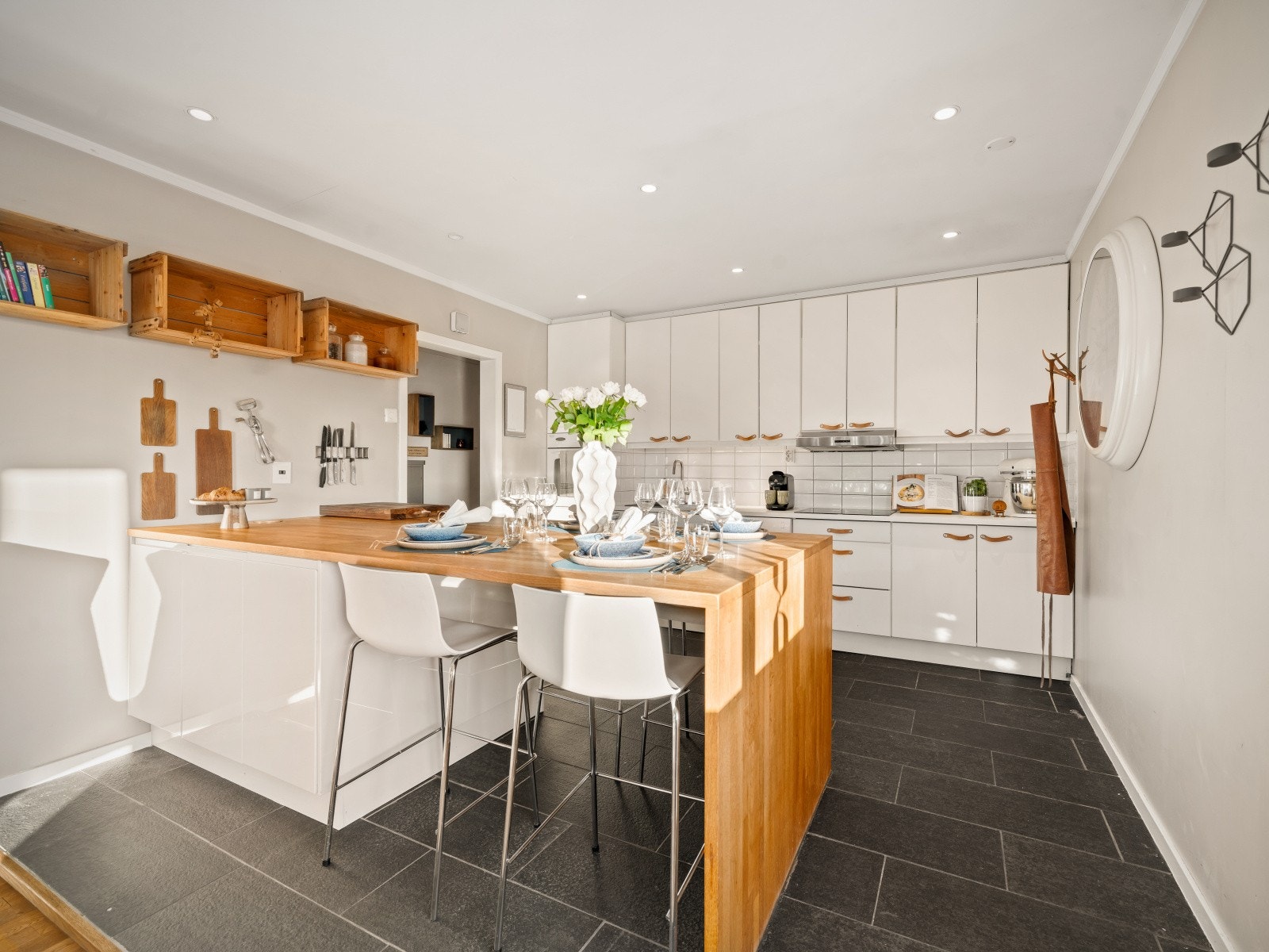 Kjøkkeninnredningen har en gjennomført stil og godt med skapplass. Galleribilde