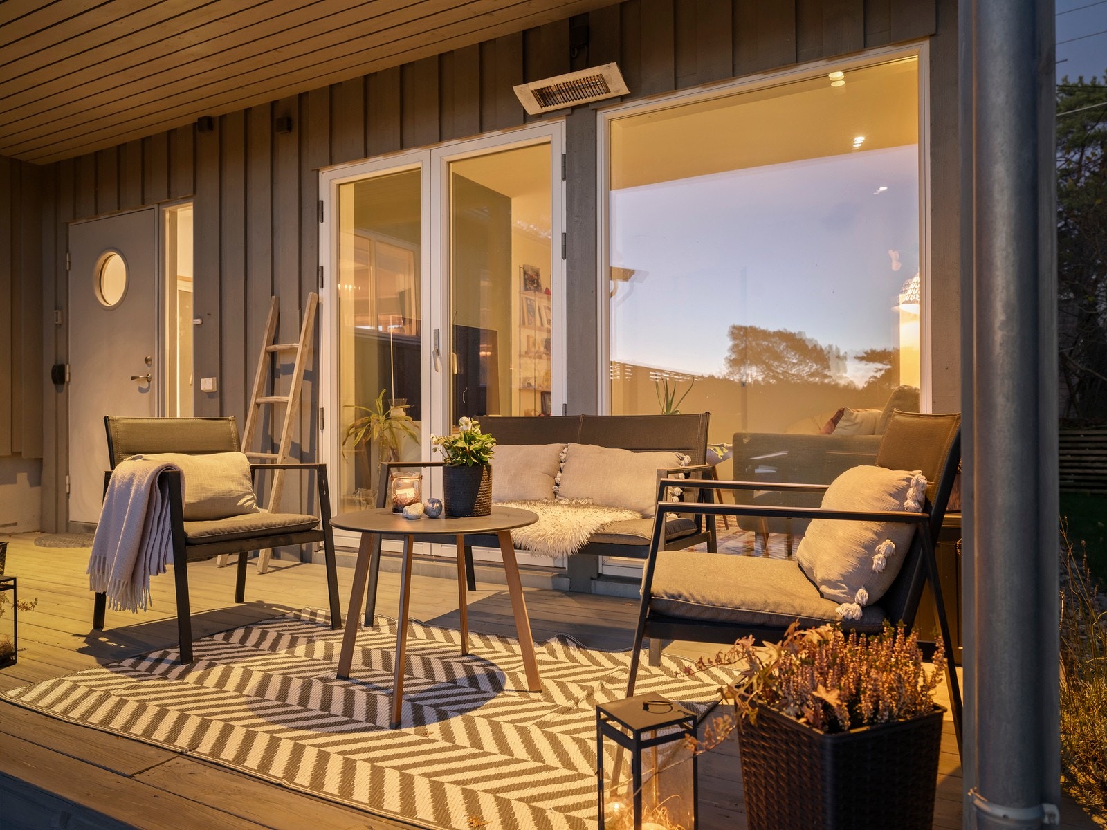 Terrassen er overbygd og har god plass til en sittegruppe, skjermet mot vær og vind. Det er montert en varmelampe på veggen, og terrassen har stemningsfull belysning. Galleribilde