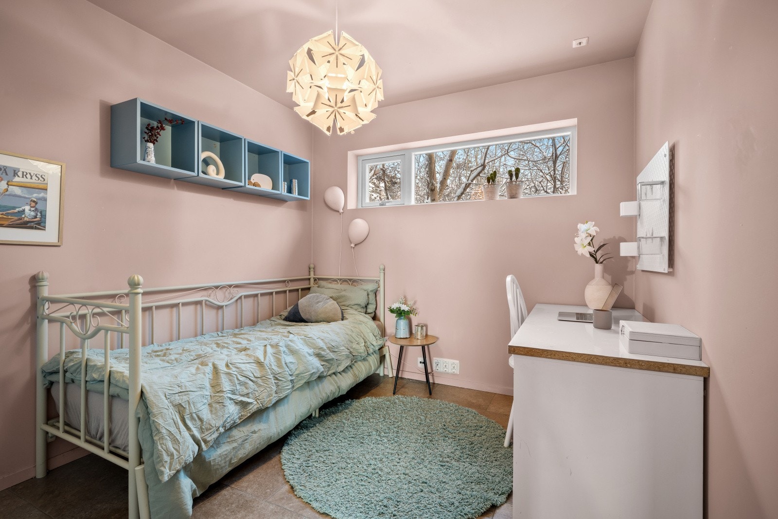 Soverom 2 i 1.etg har god plass til ønsket møblement. Rommet er i dag innredet med en seng, nattbord og skrivebord. Galleribilde