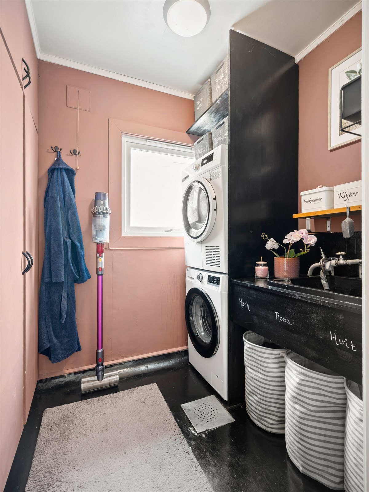 Vaskerom med opplegg for vaskemaskin og tørketrommel. Galleribilde