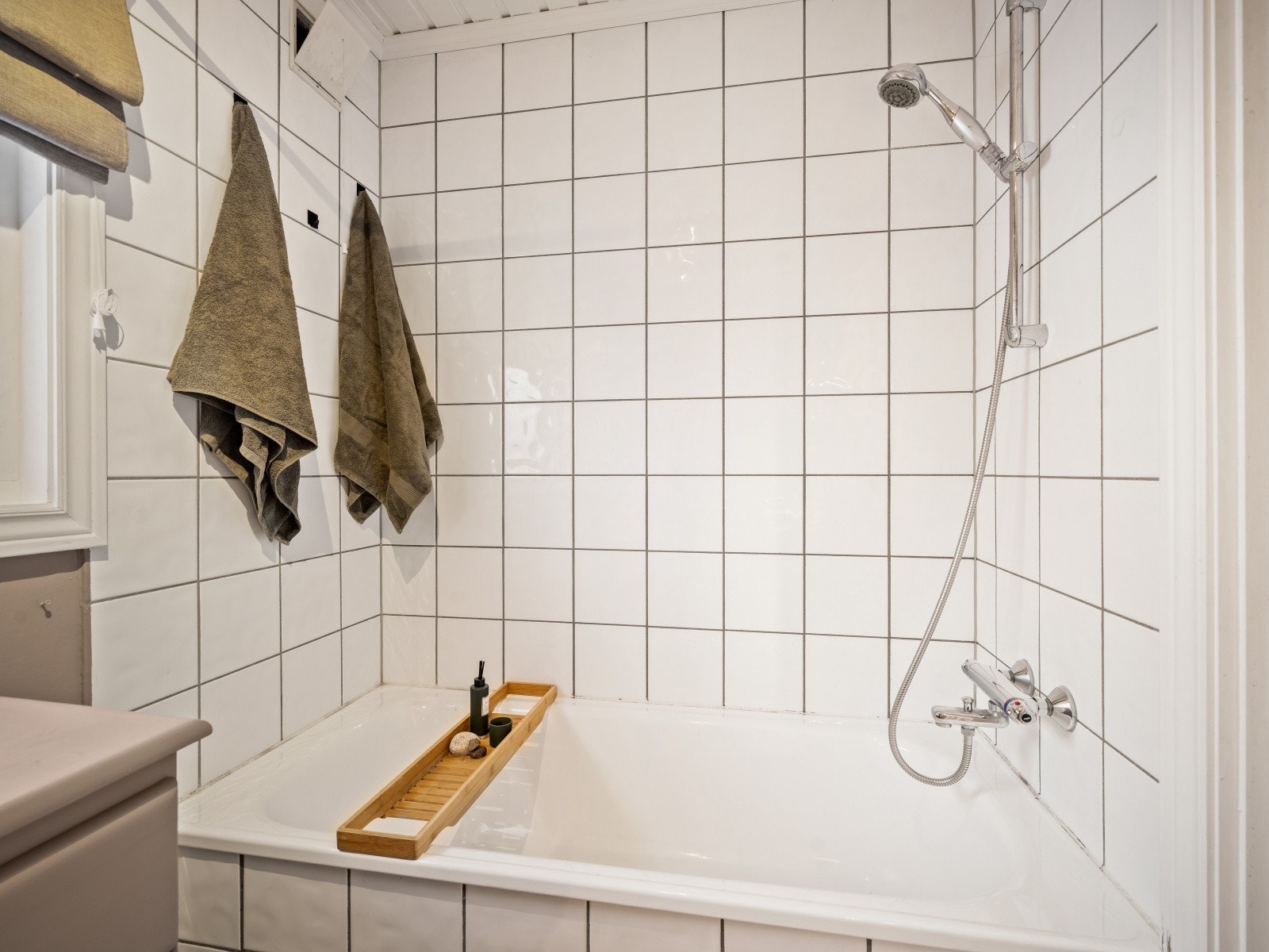 Det er malt panel i himlingen, malte plater og fliser på veggene og fliser på gulvene med elektrisk gulvvarme. Galleribilde