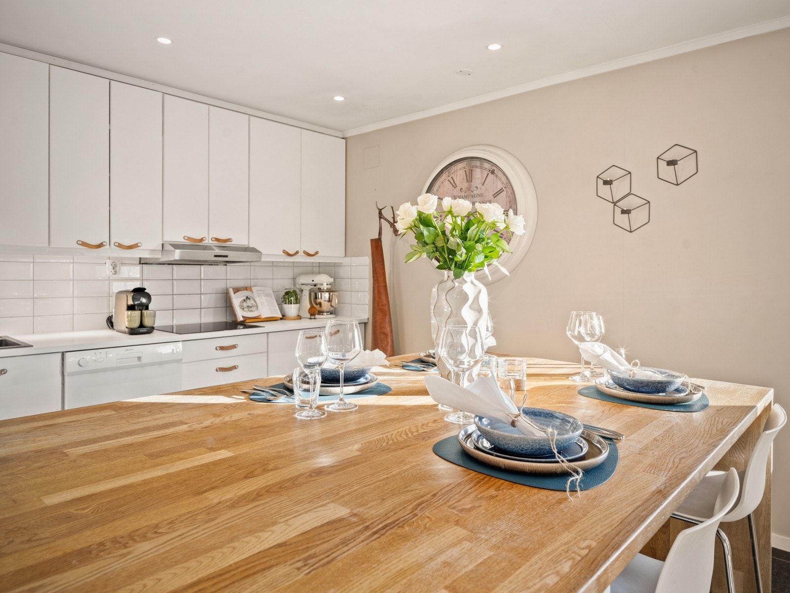 Sitteplassene rundt kjøkkenøya skaper en innbydende og sosial sone, perfekt for å nyte morgenkaffen og en god frokost. Galleribilde