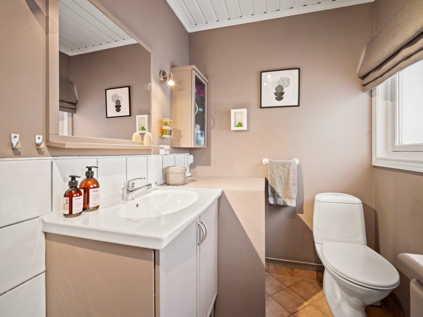 Baderommet i 1.etasje er innredet med klosett, servant nedfelt i innredning og badekar. Galleribilde