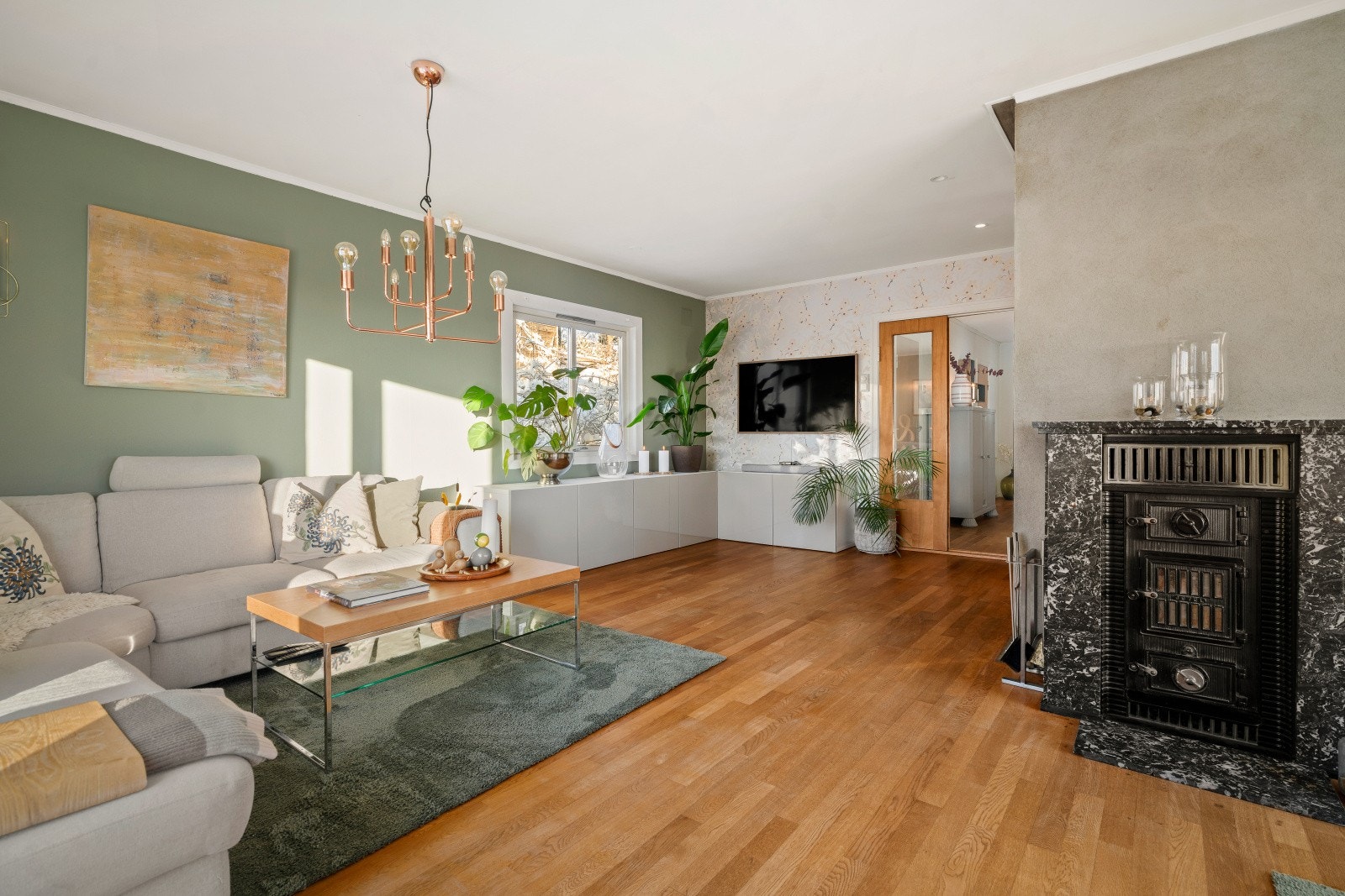 I stuen er det en peis som kan gi godt med varme på kalde høst- og vinterdager. Pipen kan ikke brukes før den er utbedret forskriftsmessig Galleribilde