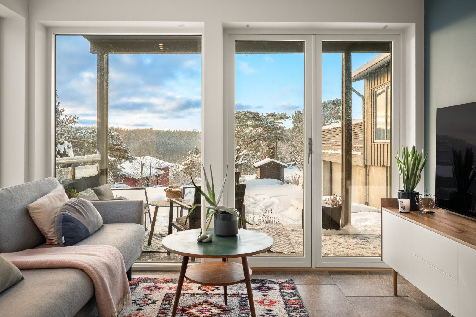 Stuen har store vindusflater og direkte utgang til uteplass. Galleribilde