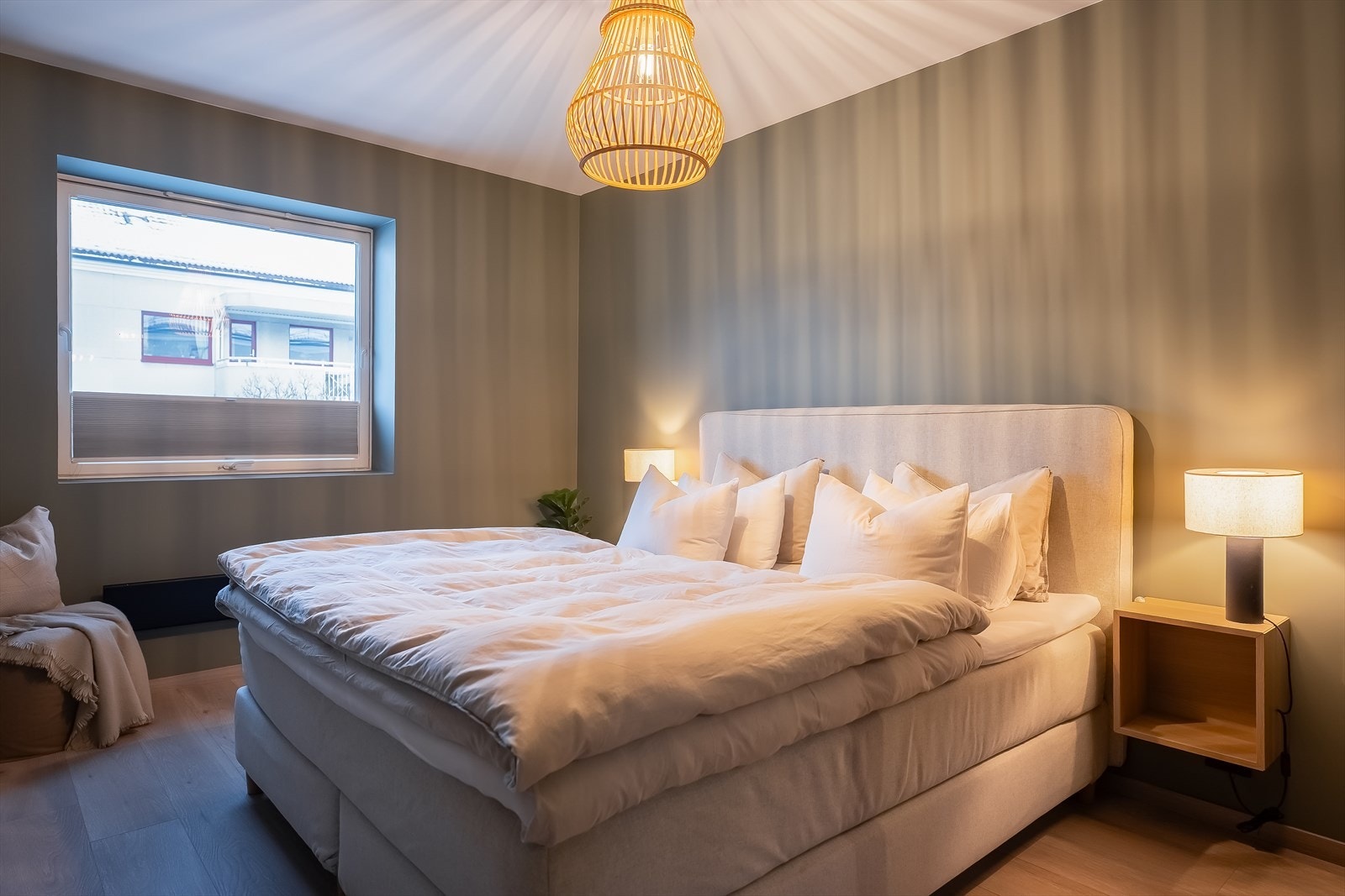 Leilighetens hovedsoverom er på hele 13,4m² og har rikelig med plass til stor dobbeltseng og nattbord. Galleribilde