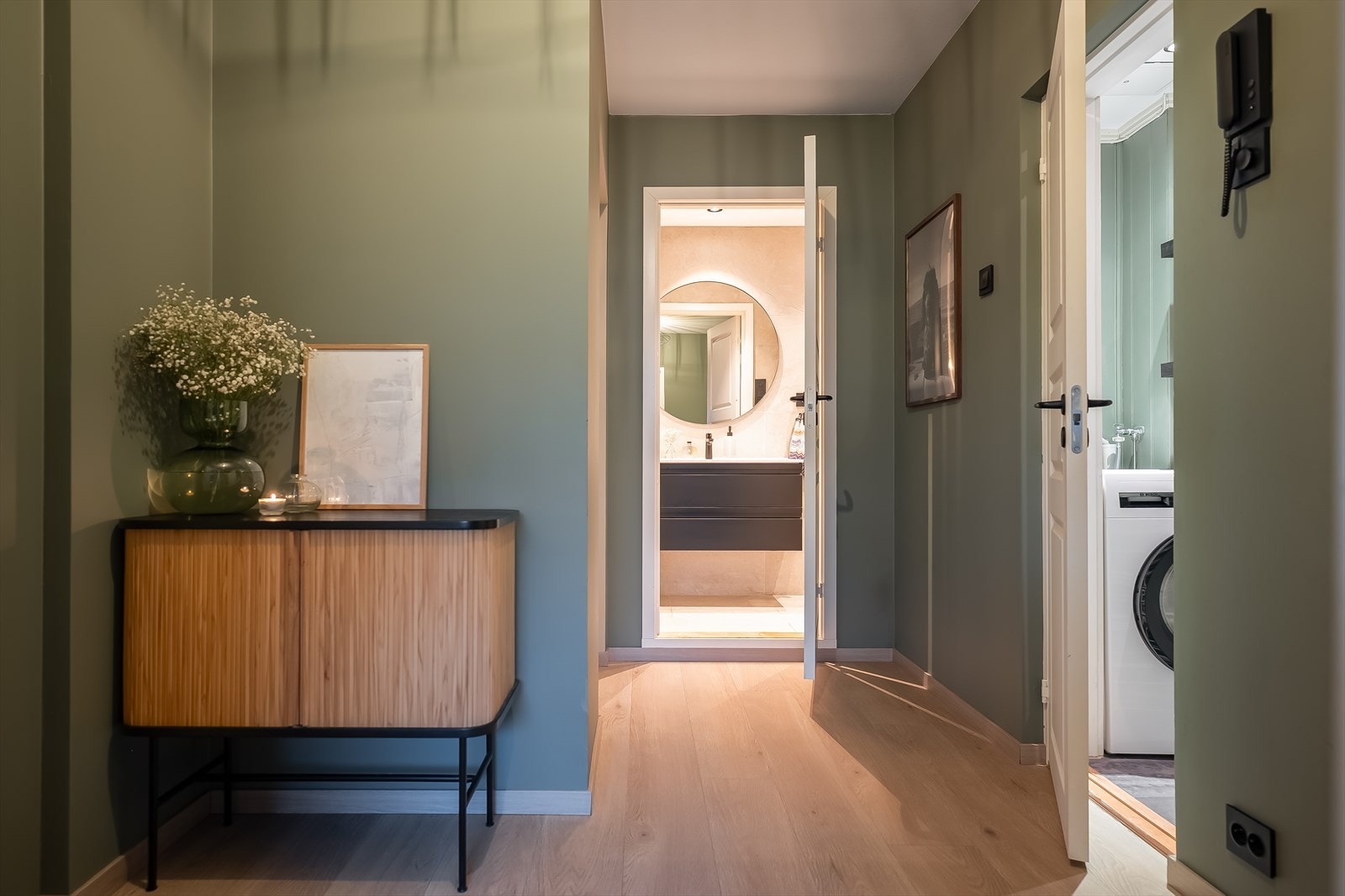 Romslig entrè på 6,2m² som knytter boligens rom sammen på en praktisk måte. Galleribilde