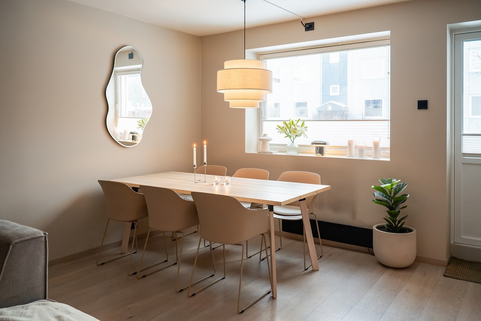 I den romslige stuen er det også god plass til et stort spisebord, perfekt for sosiale lag. Balkongen ligger i direkte tilknytning til stuen. Galleribilde