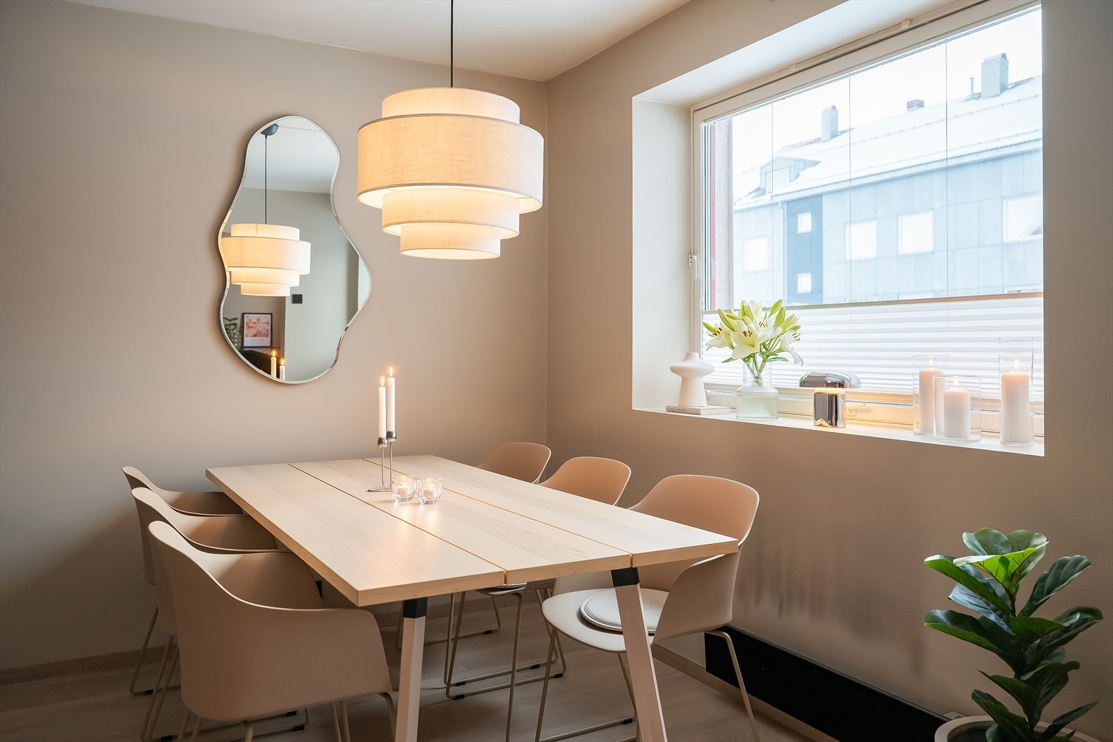 Store vinduer på stuen bidrar til rikelig med naturlig lysinnslipp og bidrar til en lys atmosfære. Galleribilde