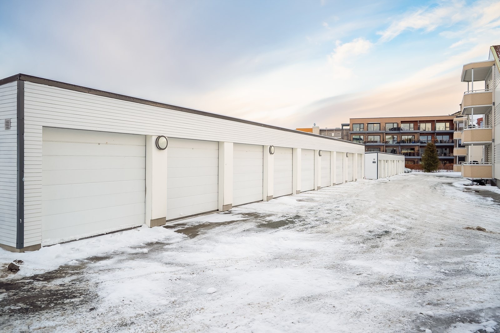 Det er 18 garasjer i borettslaget. Disse leies ut til andelseiere. Ledige garasjer annonseres av styret og tildelingen skjer etter ansinitet. Se vedtekter ved leie av parkering. Det er forøvrig oppstillingsplasser på fellestomt. Galleribilde