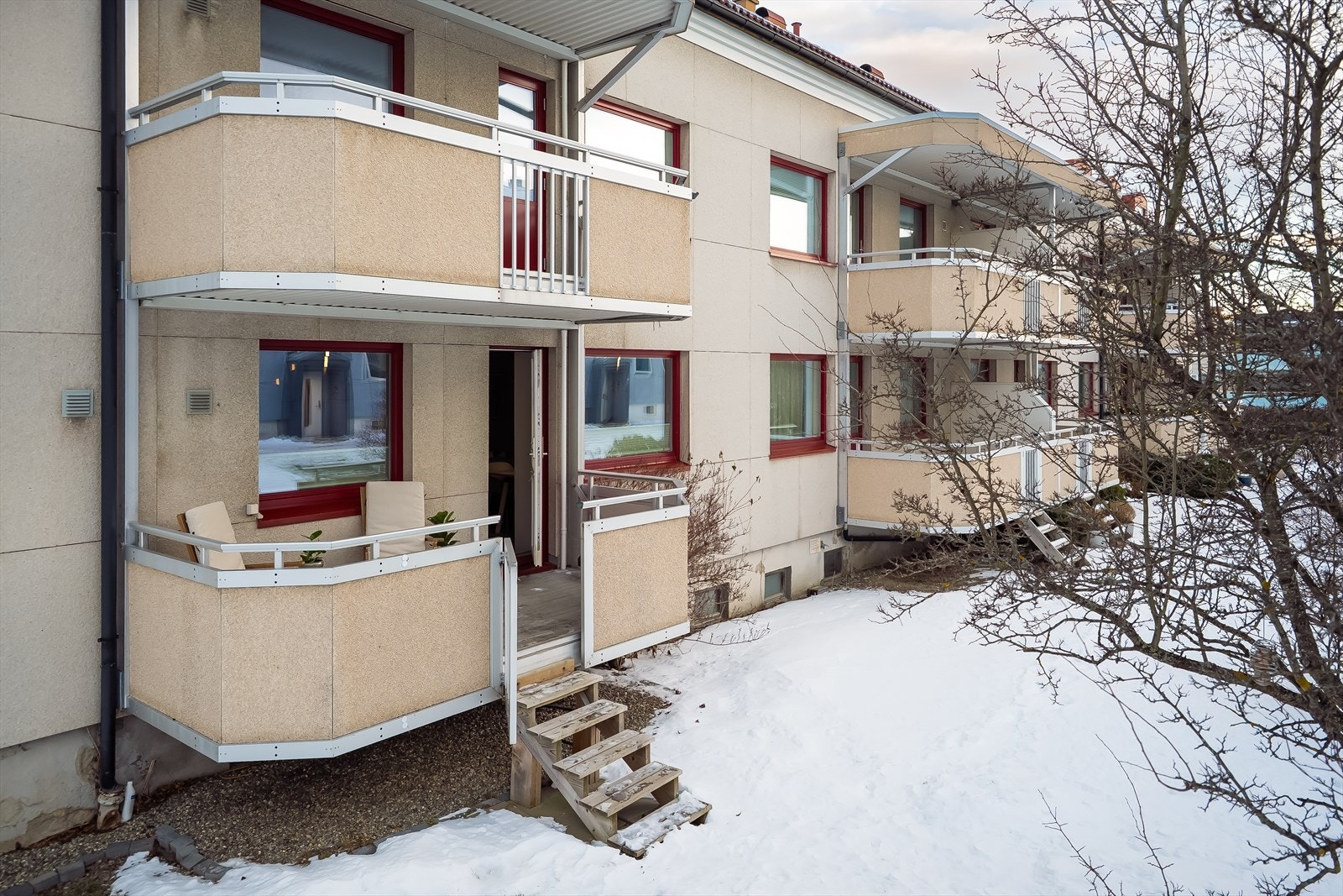 Fra balkongen er det montert trapp som gir enkel og praktisk adkomst direkte ned til hage. Perfekt på sommeren! Galleribilde