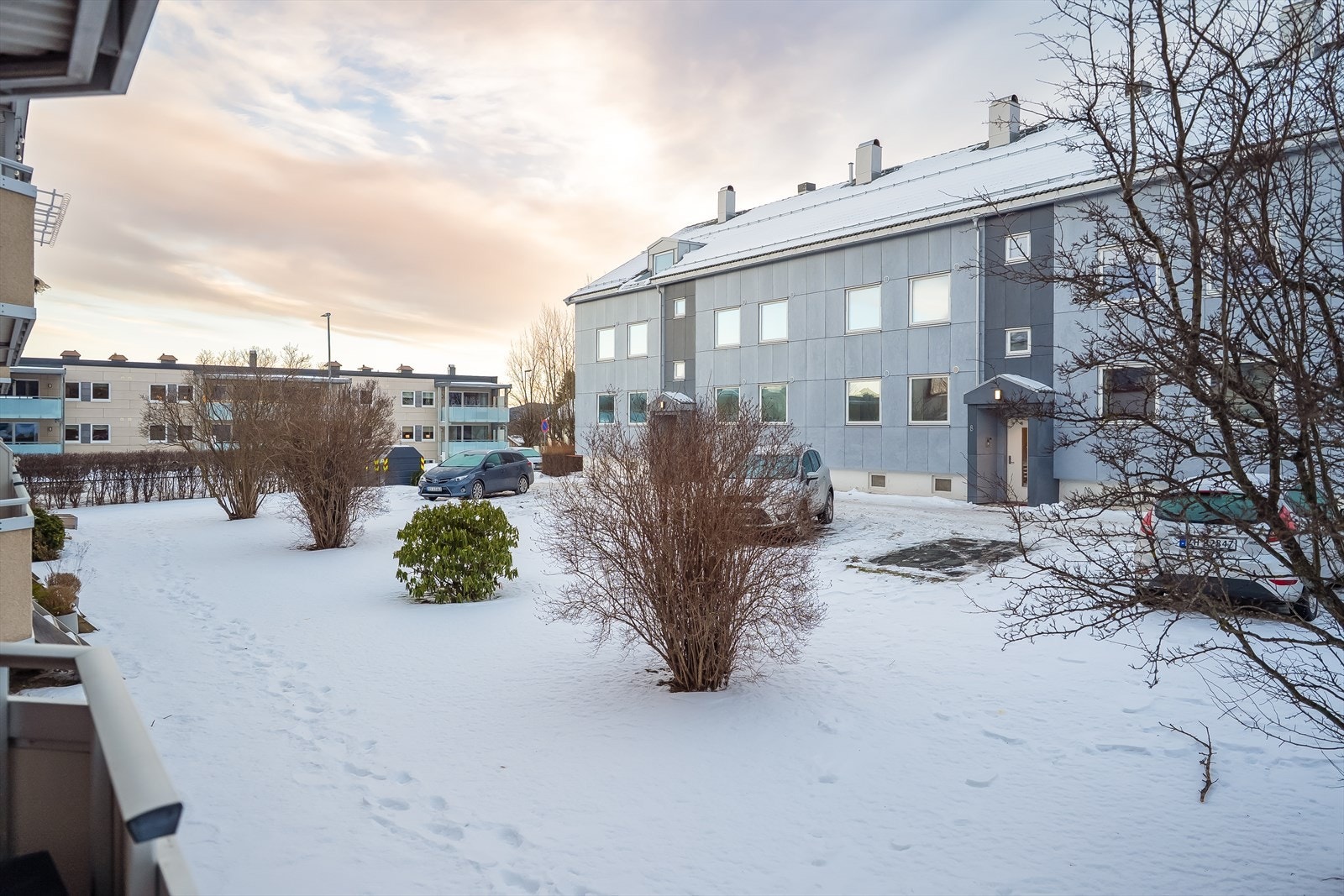 Balkongen vender inn mot et rolig og hyggelig grøntområde, perfekt for avslapning og skjermet uteplass. Her vender du mot sørøst, som gir sol fra tidlig morgen, til sen ettermiddag. Galleribilde