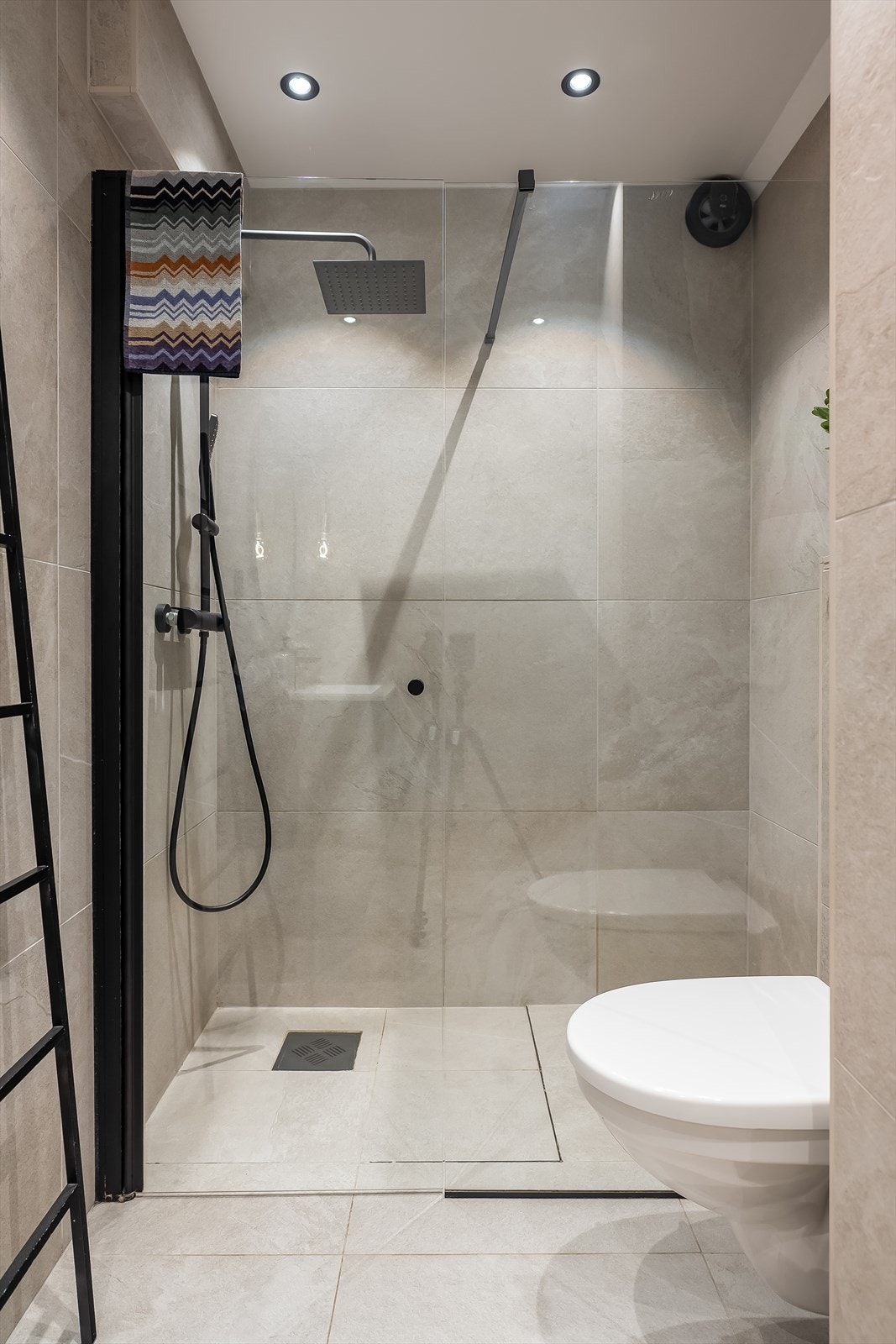 Romslig walk-in-dusj med. regndusjarmatur. Galleribilde