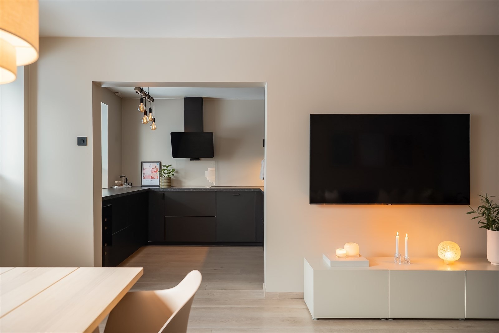 Kjøkkenet ligger i direkte tilknytning til stuen, men er likevel delvis adskilt. Galleribilde