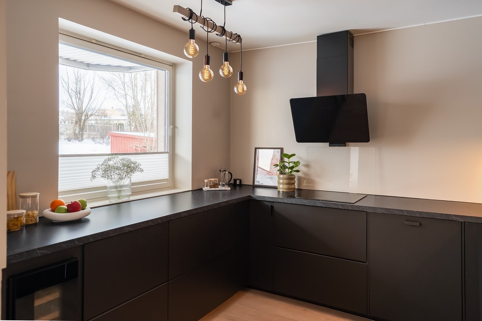 Særdeles lekkert og stilrent hjørnekjøkken på 8,3m². Galleribilde