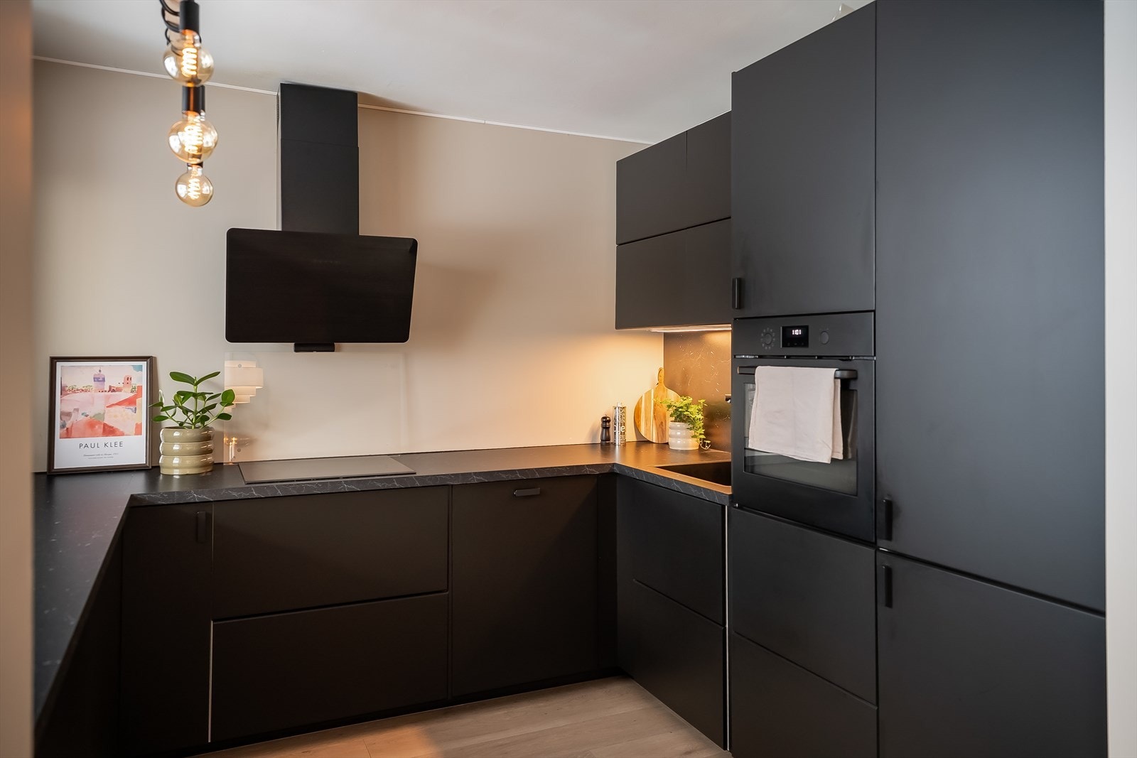 Her får du rikelig med skap- og benkeplass. Galleribilde