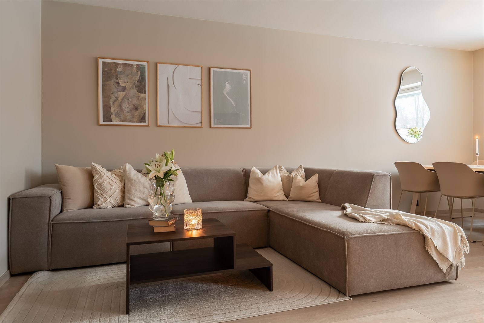 Stuen er på hele 22,9m² og gir god plass til sofa og sittegruppe. Galleribilde