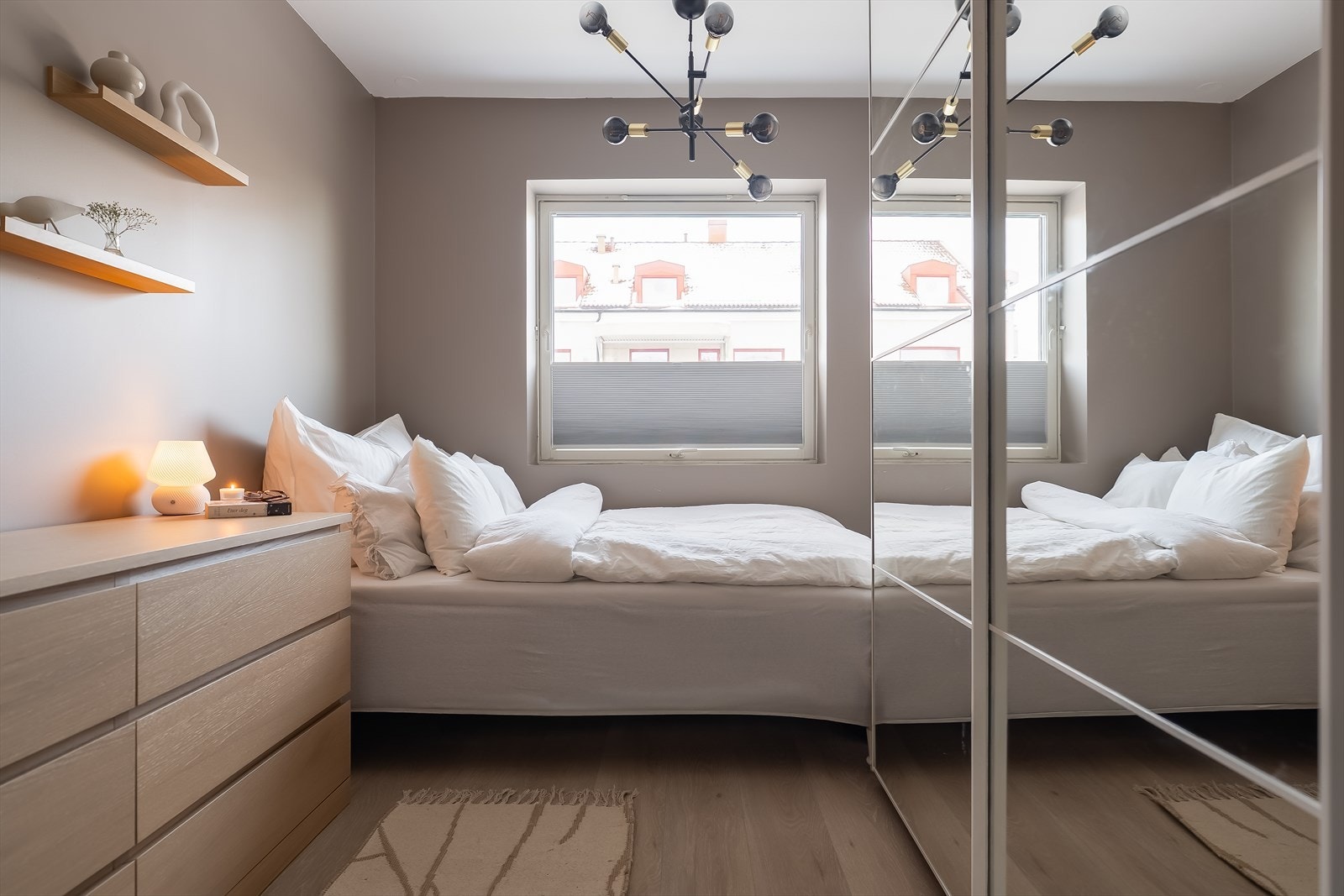 Leilighetens andre soverom er på 7,1 m² og kan enkelt tilpasses ulike behov - enten som barnerom, gjesterom eller hjemmekontor. Galleribilde