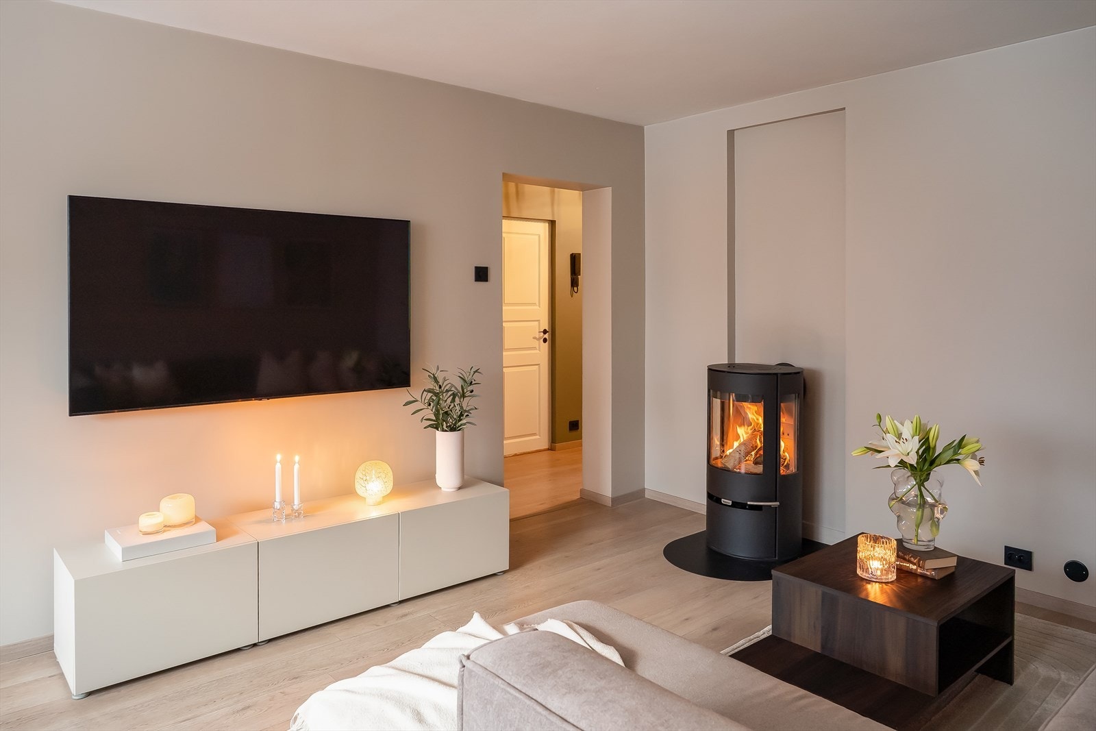 Vedovnen fungerer ypperlig som en ekstra varmekilde og gjør seg godt på kalde vinterskvelder. Galleribilde