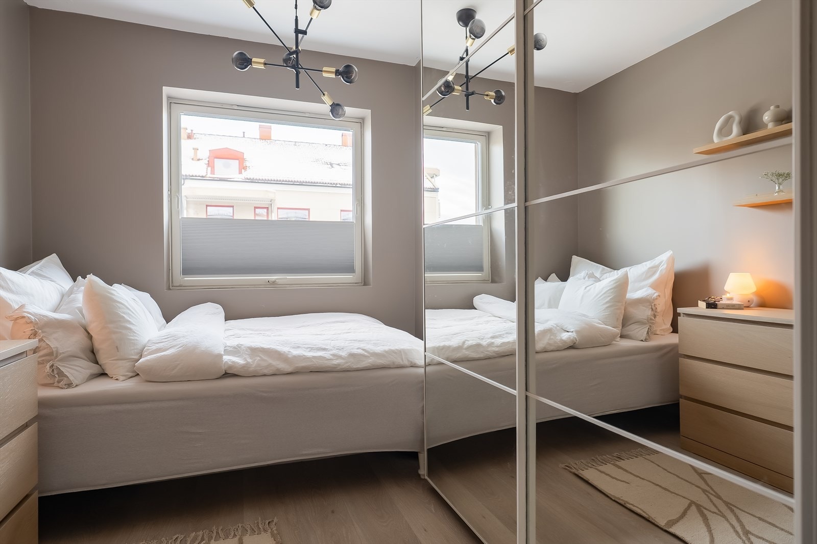 Her er det også montert skyvedørsgarderobe, noe som gir rikelig med oppbevaringsplass for klær. Galleribilde