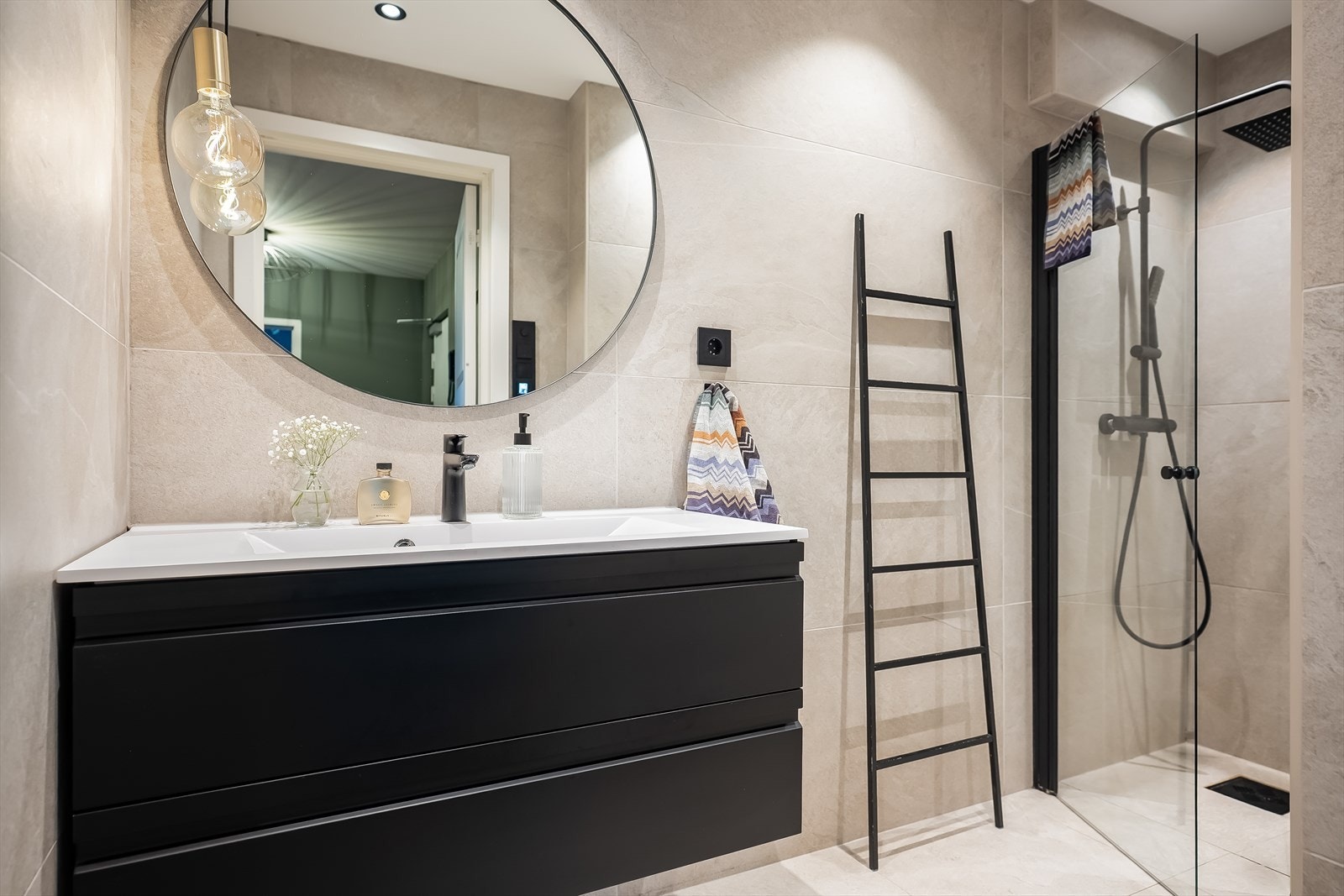 Særdeles pent og flislagt bad på 4,1 m². Galleribilde