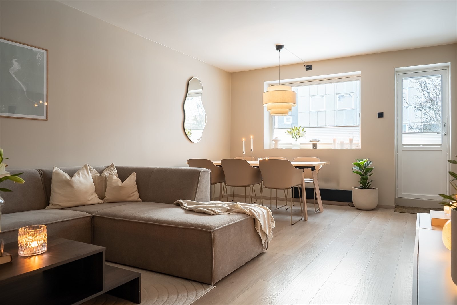 Her får du en innholdsrik leilighet på 68 kvm med to gode soverom, stor stue- og kjøkkenløsning, og balkong med nedgang til hage! Galleribilde