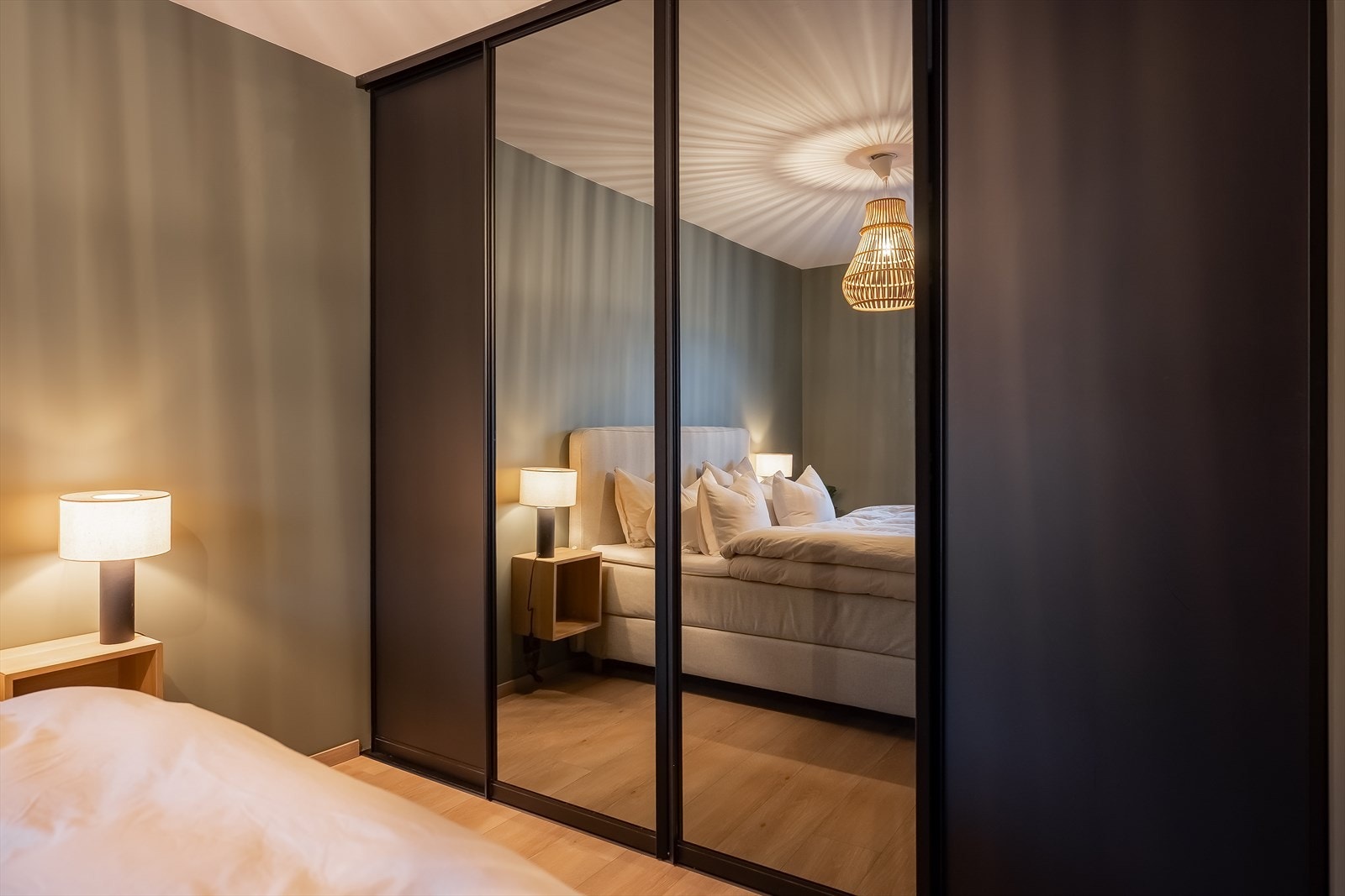 Tilhørende skyvedørsgarderobe gir rikelig med oppbevaringsmuligheter. Galleribilde