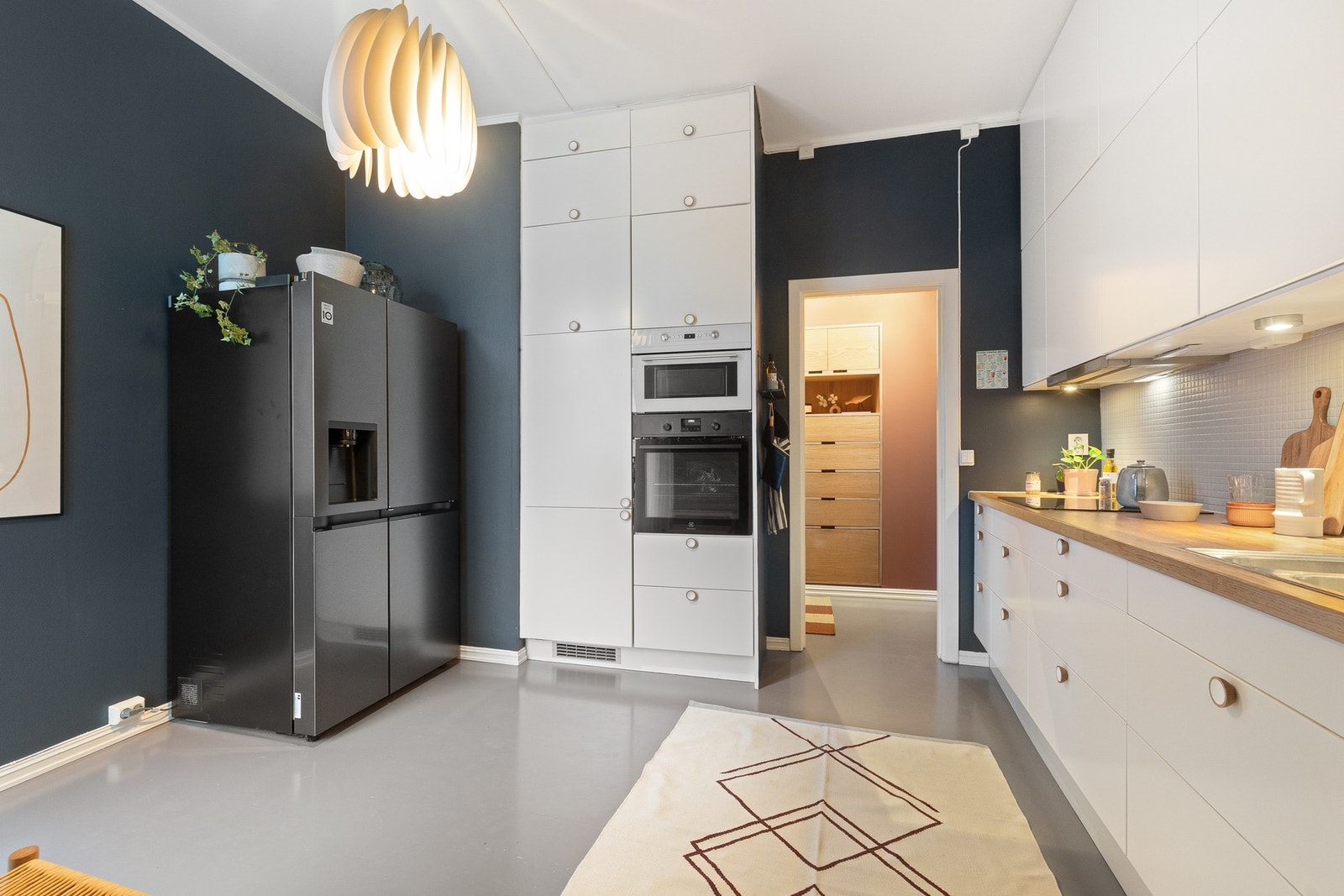 Kjøkkenet ble etablert i 2011, med oppgraderte fronter i 2022, og fremstår som funksjonelt og velholdt. Galleribilde