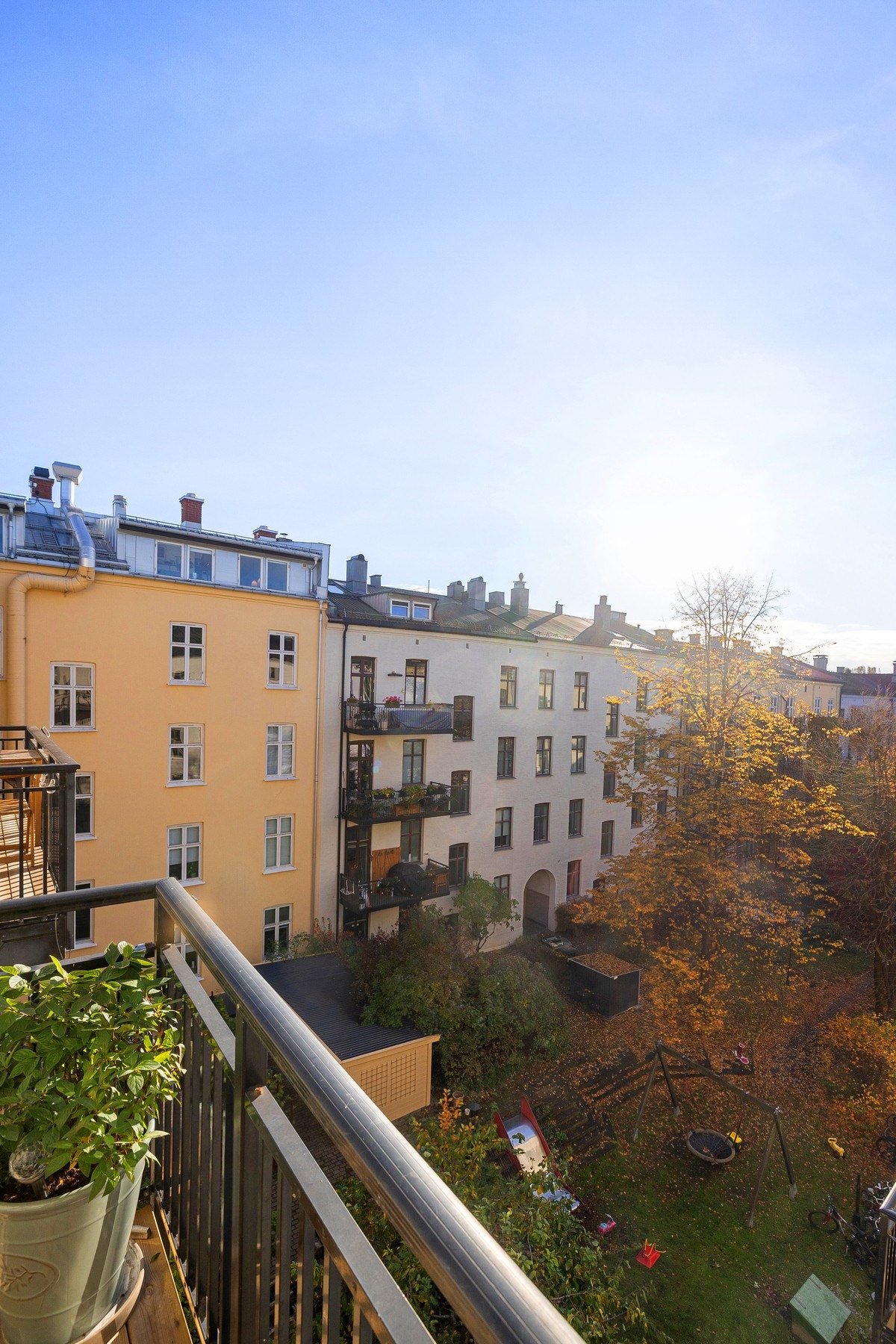 Balkongen har sol fra tidlig morgen til tidlig ettermiddag på sommerstid, og gir gode uteforhold. Galleribilde
