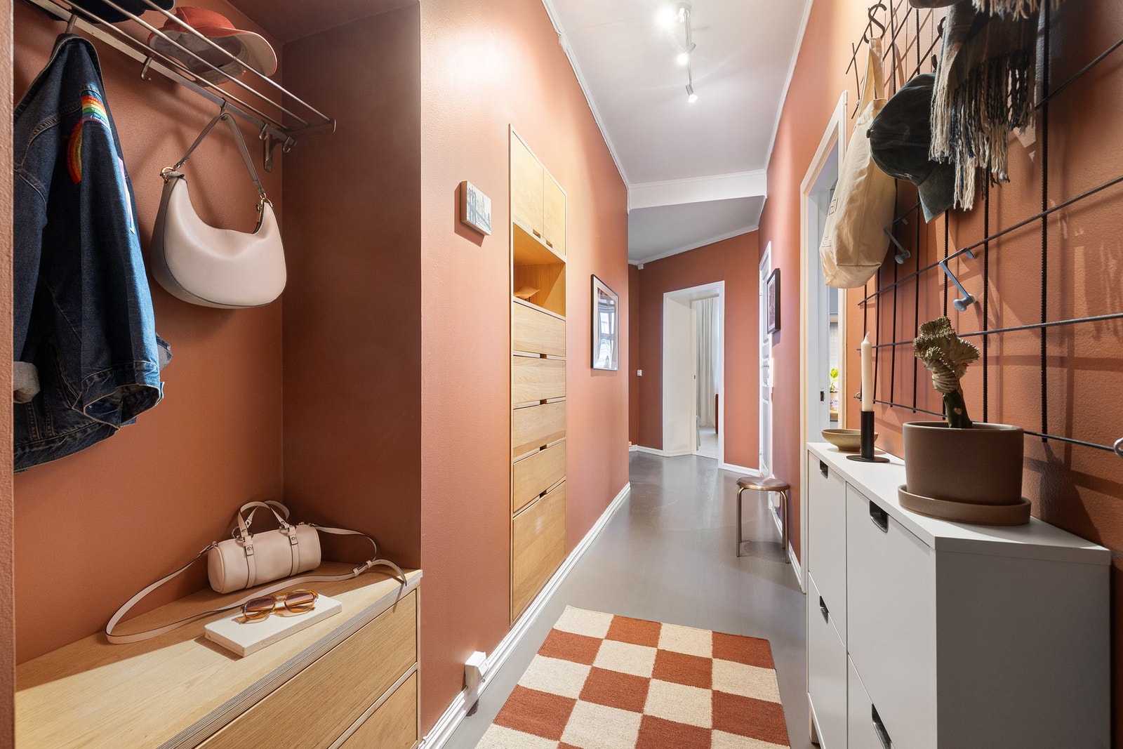 Leiligheten har et innbydende og romslig inngangsparti som gir et godt førsteinntrykk. Galleribilde