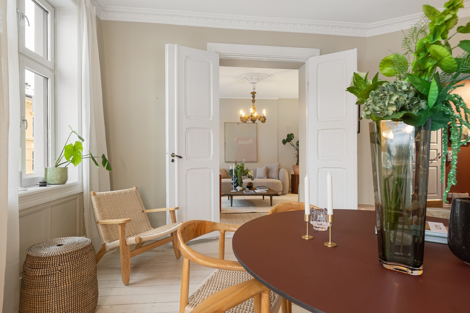 Stuene fungerer som leilighetens naturlige samlingspunkt - like godt egnet for rolige hverdager som sosiale sammenkomster. Galleribilde