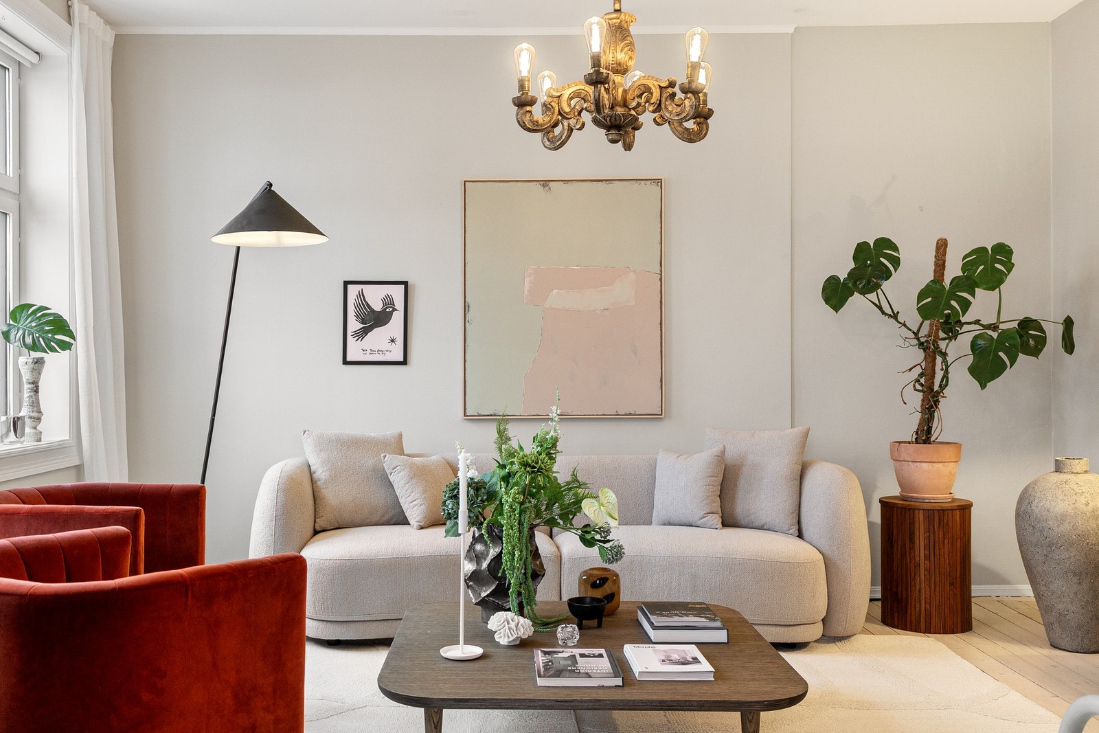 Vegger, tak og listverk er holdt i lyse toner og det er velholdt originalt tregulv. Galleribilde