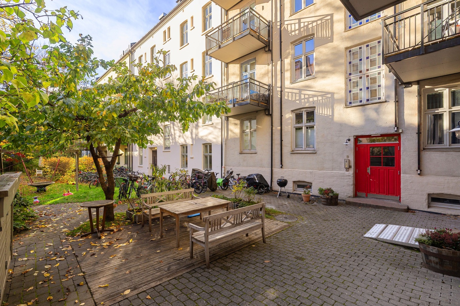 Bakgården er pent opparbeidet og oppleves som et rolig pusterom, godt adskilt fra trafikk og bystøy. Galleribilde