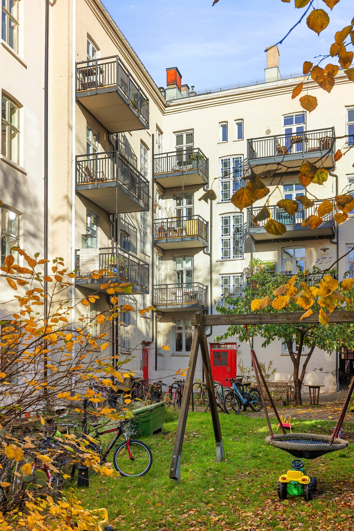 Dette gir en sjelden kombinasjon av sentral beliggenhet og høy bokvalitet. Galleribilde